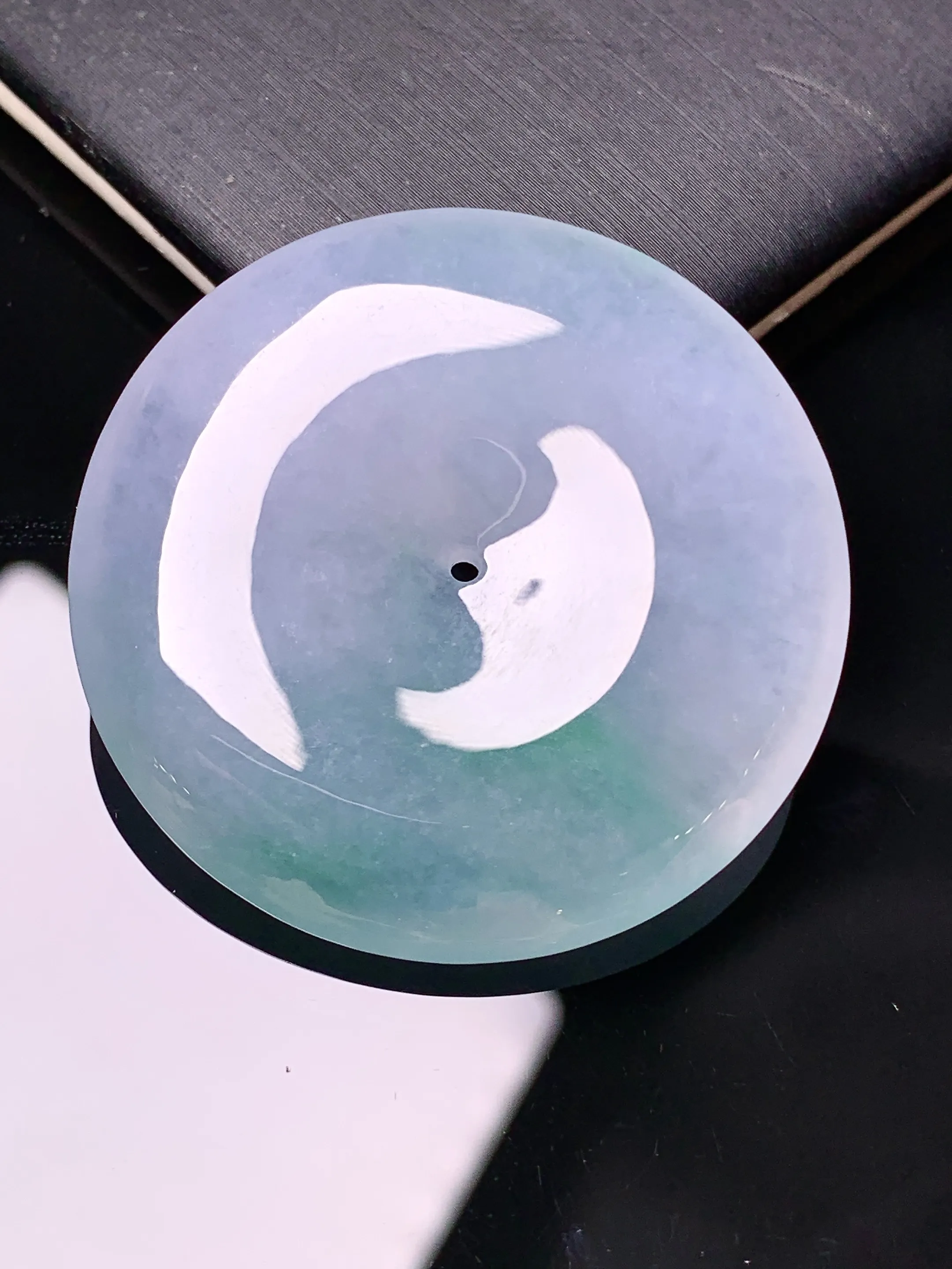 飘绿平安扣吊坠 玉质细腻 色泽艳丽清新 整体尺寸37.8*7