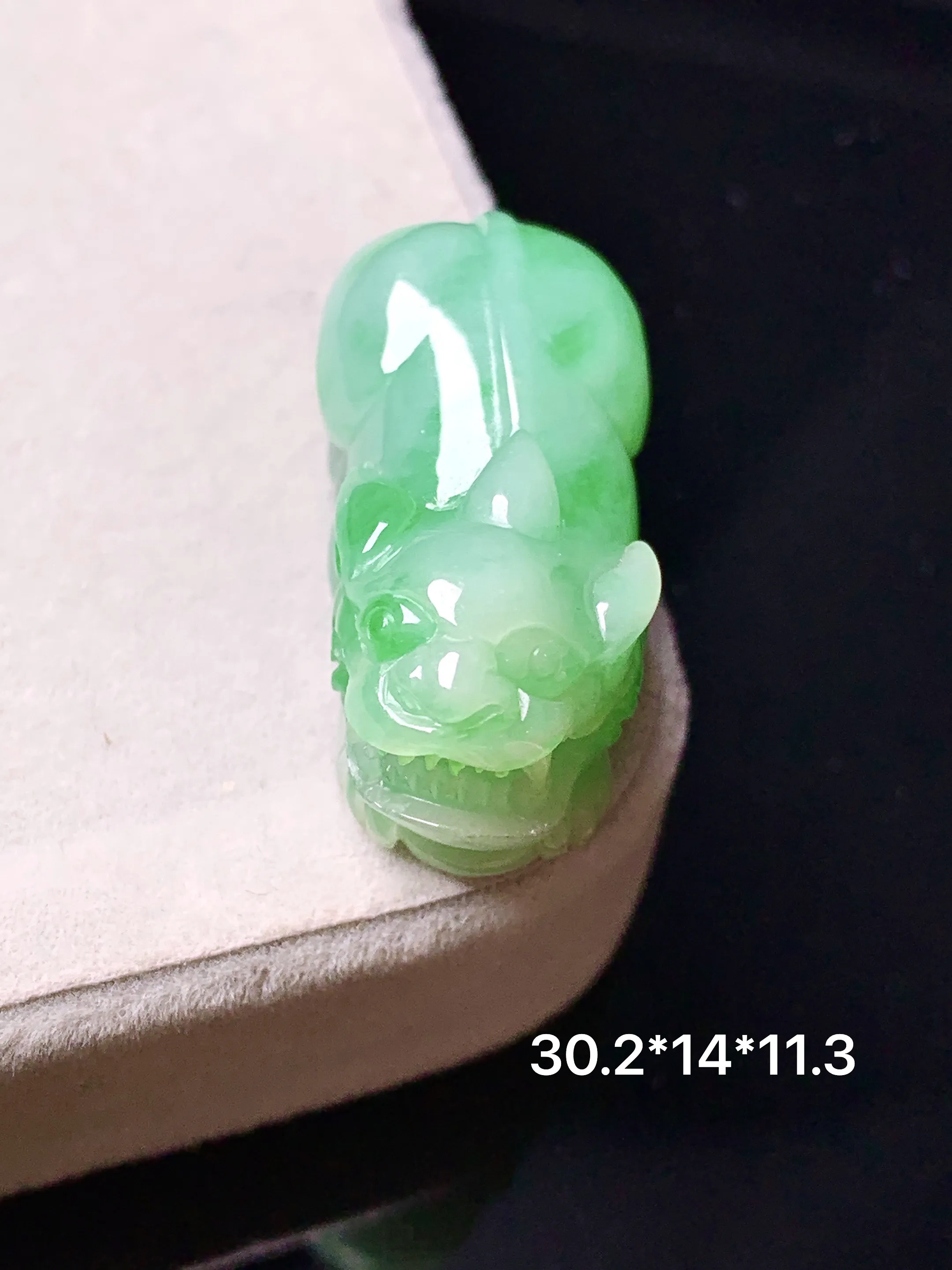 翠绿貔貅吊坠 玉质细腻 色泽艳丽清新 整体尺寸30.2*14*11.3