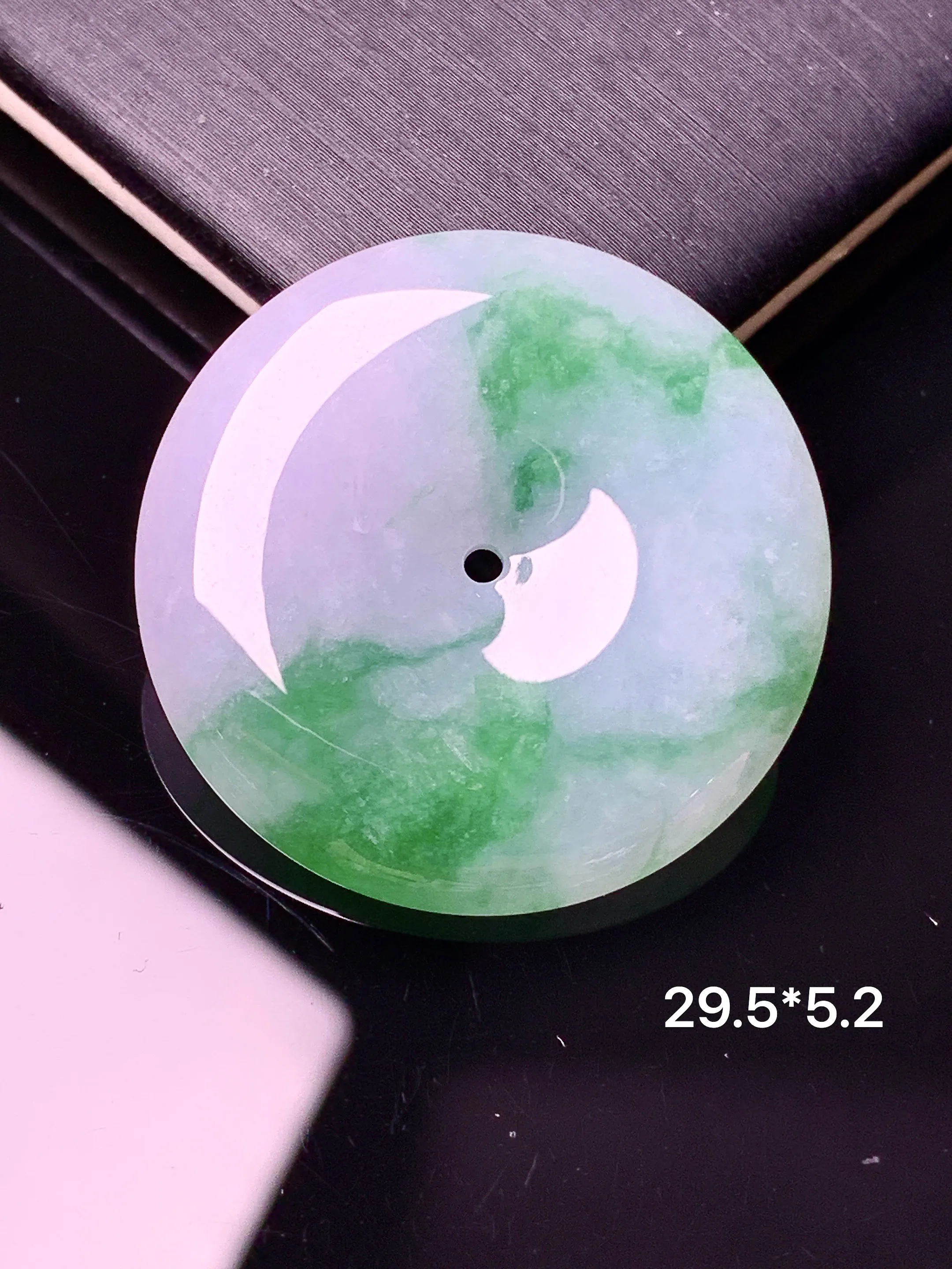 飘绿平安扣吊坠 玉质细腻 色泽艳丽清新 整体尺寸29.5*5.2