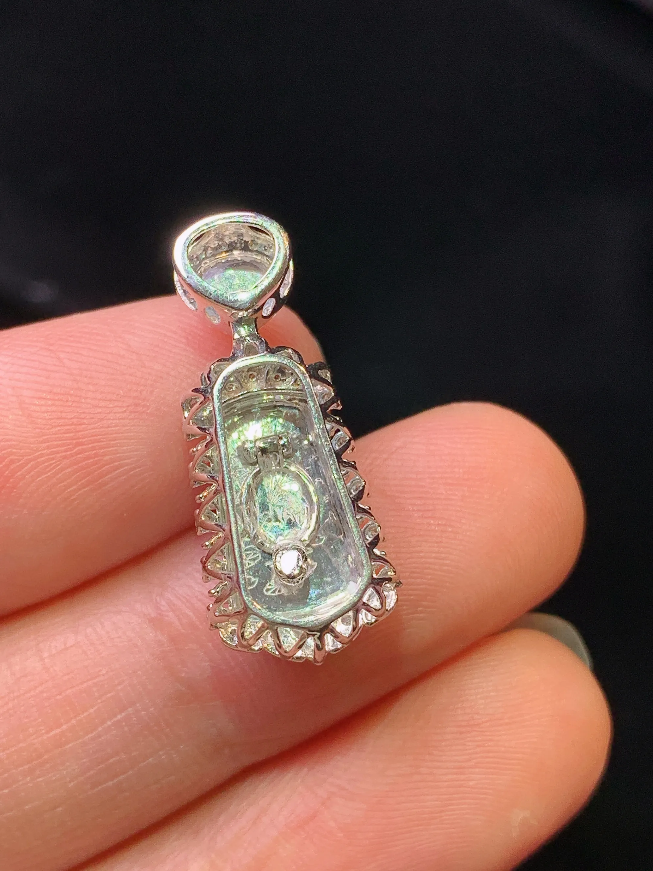 18k金钻镶嵌满绿无事牌吊坠 玉质细腻 色泽艳丽清新 整体尺寸23.3*10*8