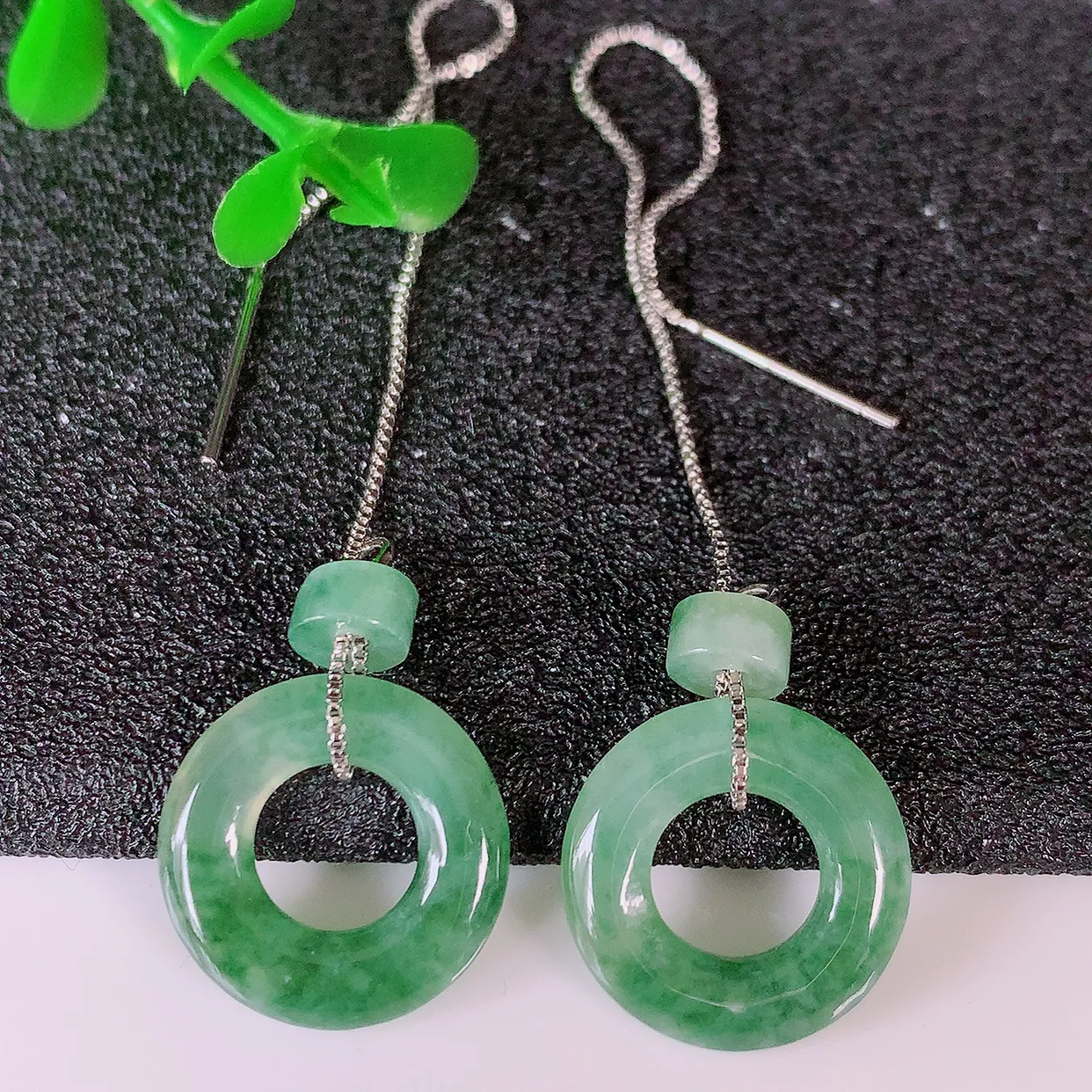 自然光实拍，冰种飘花翡翠一对平安扣耳坠，翠色灵动，玉质细腻，颜色漂亮，品相佳，佩戴佳品！配图银线 #