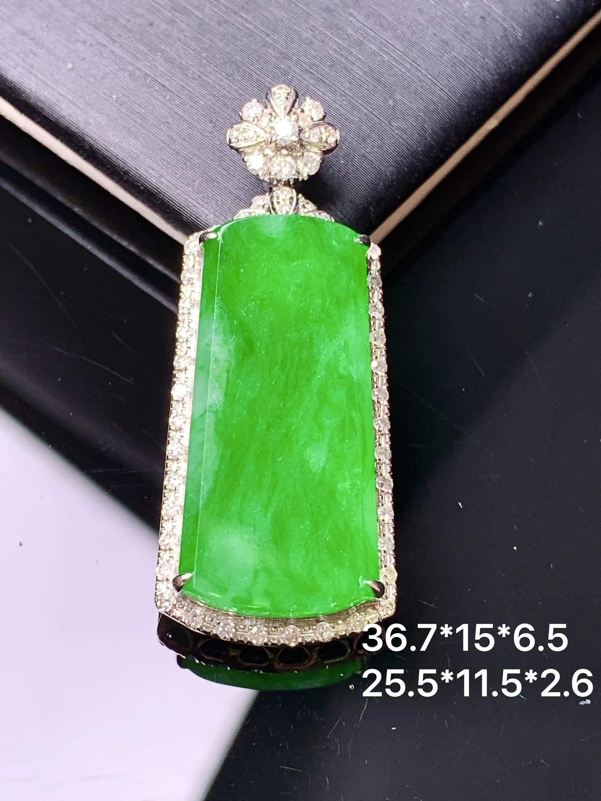 18k金钻镶嵌翠绿无事牌吊坠 玉质细腻 色泽艳丽清新 整体尺寸36.7*15*6.5