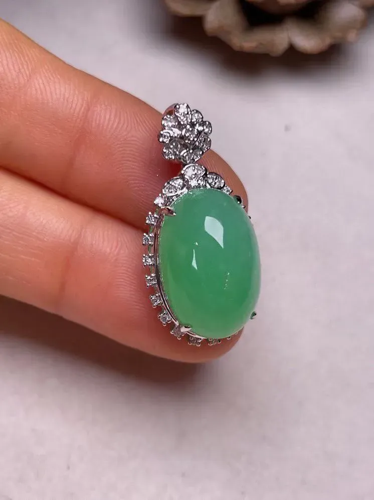 冰糯种满色蛋面吊坠、真金真钻镶嵌，种水好，玉质细腻 .裸石尺寸 17.3*11.6