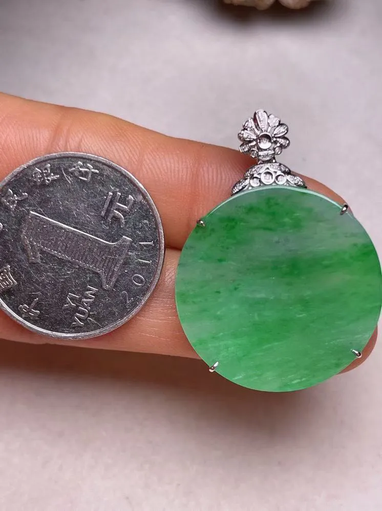 冰糯种飘色平安扣吊坠、真金真钻镶嵌，种水好，玉质细腻 .裸石尺寸 26.6