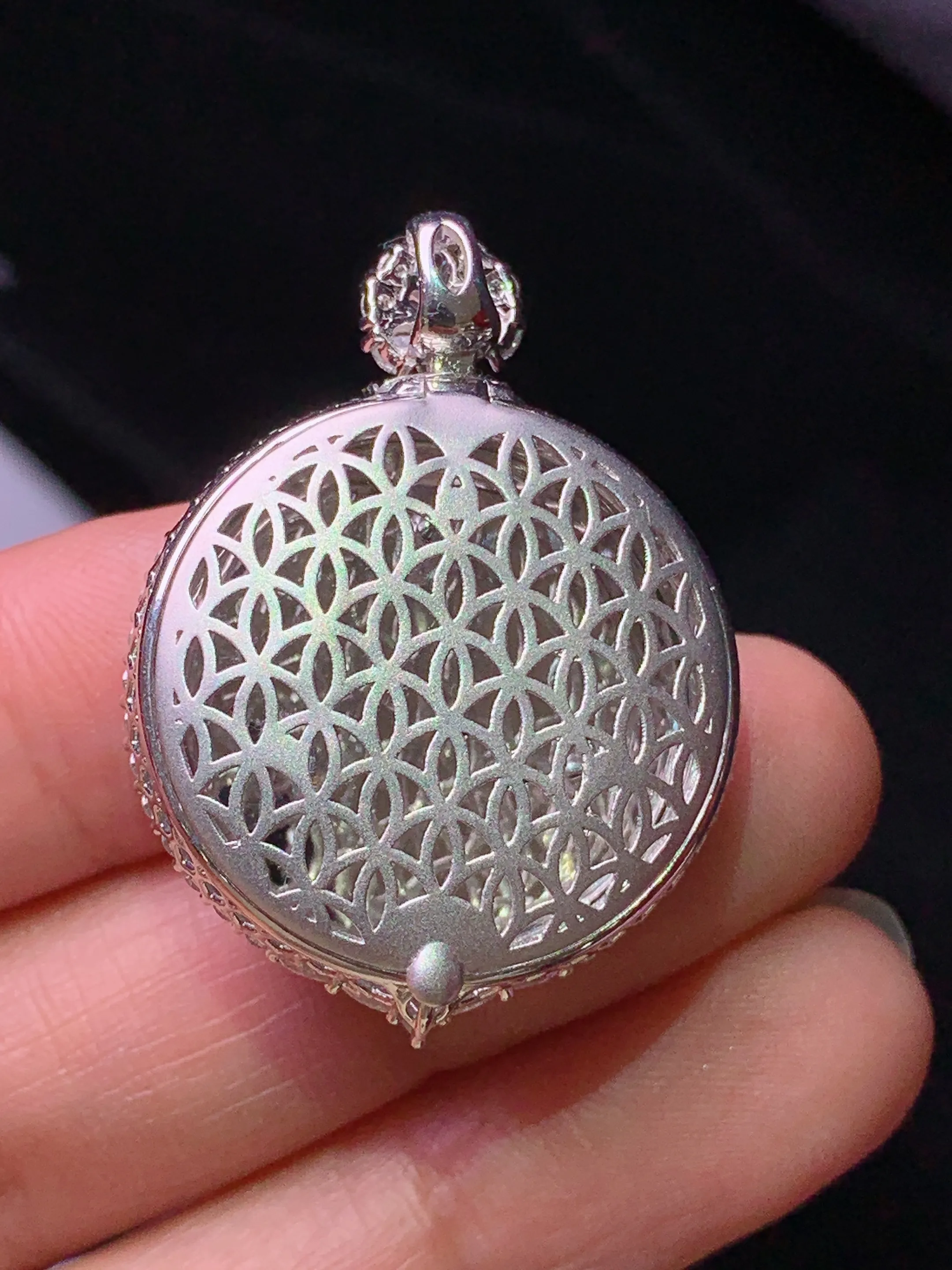 18k金钻镶嵌满绿圆牌吊坠 玉质细腻 色泽艳丽清新 整体尺寸34.5*25.8*9.7