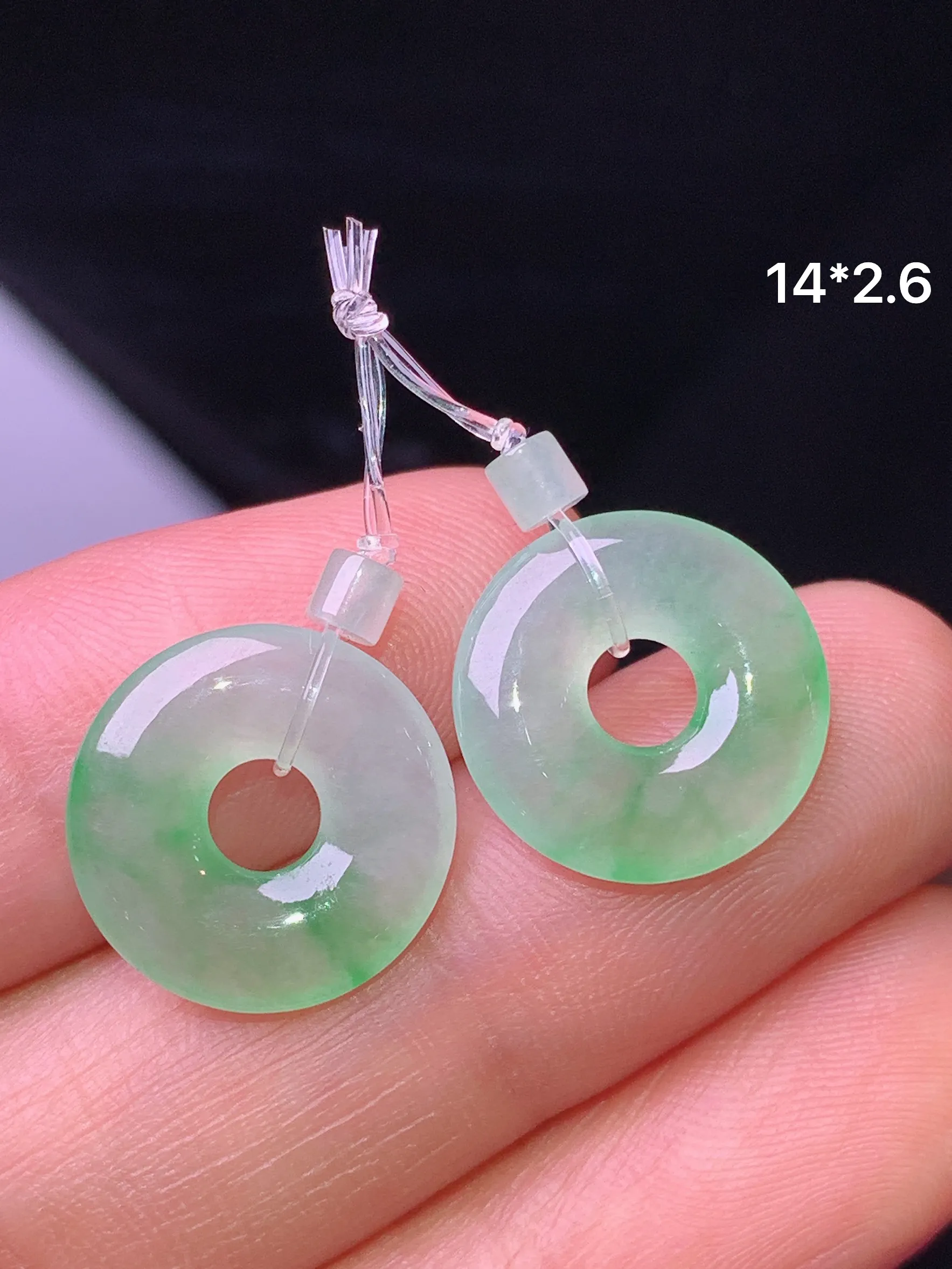 飘绿平安环一对 玉质细腻 色泽艳丽清新 整体尺寸14*2.6