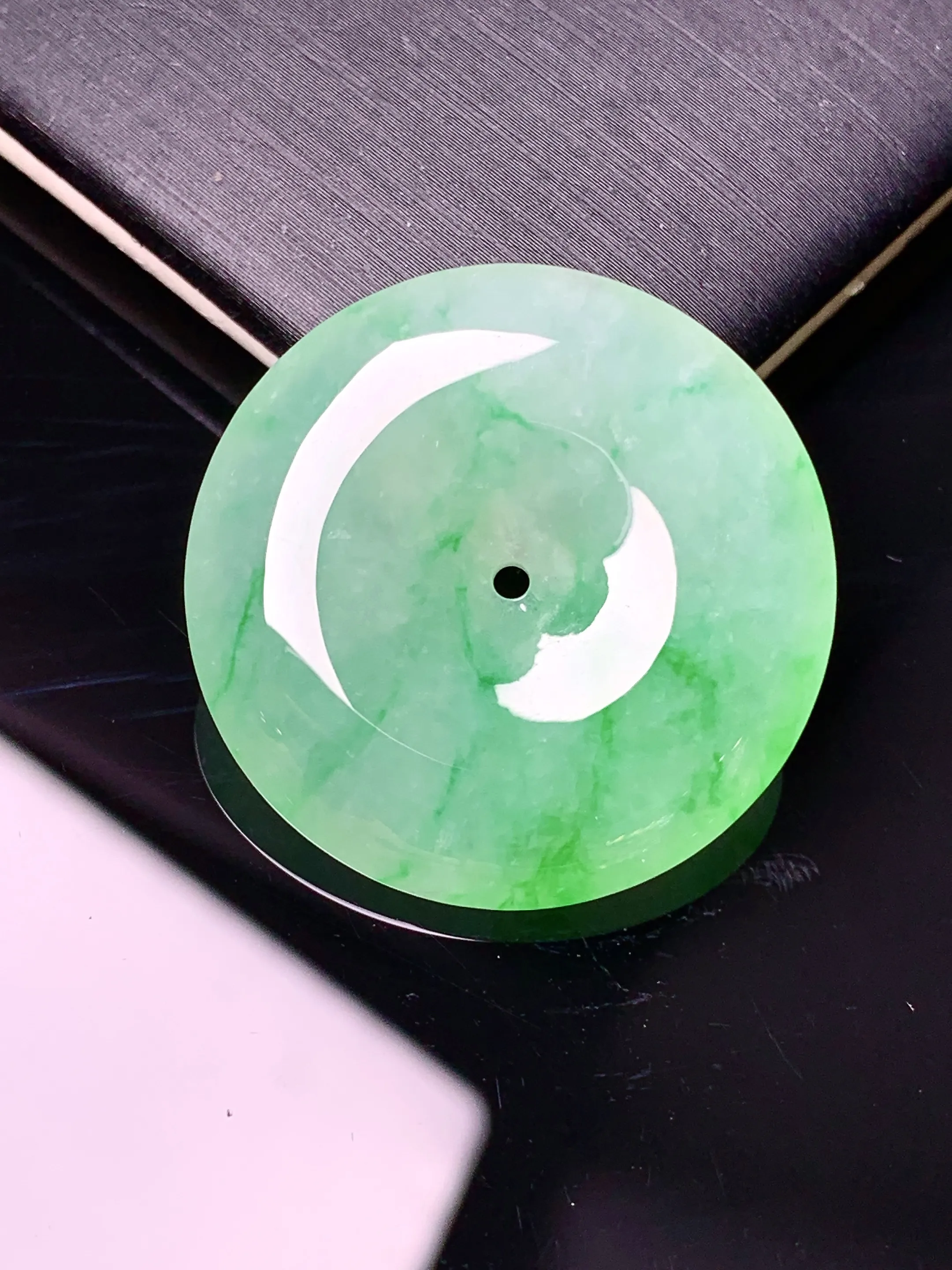 翠绿平安扣吊坠 玉质细腻 色泽艳丽清新 整体尺寸27.7*6.2