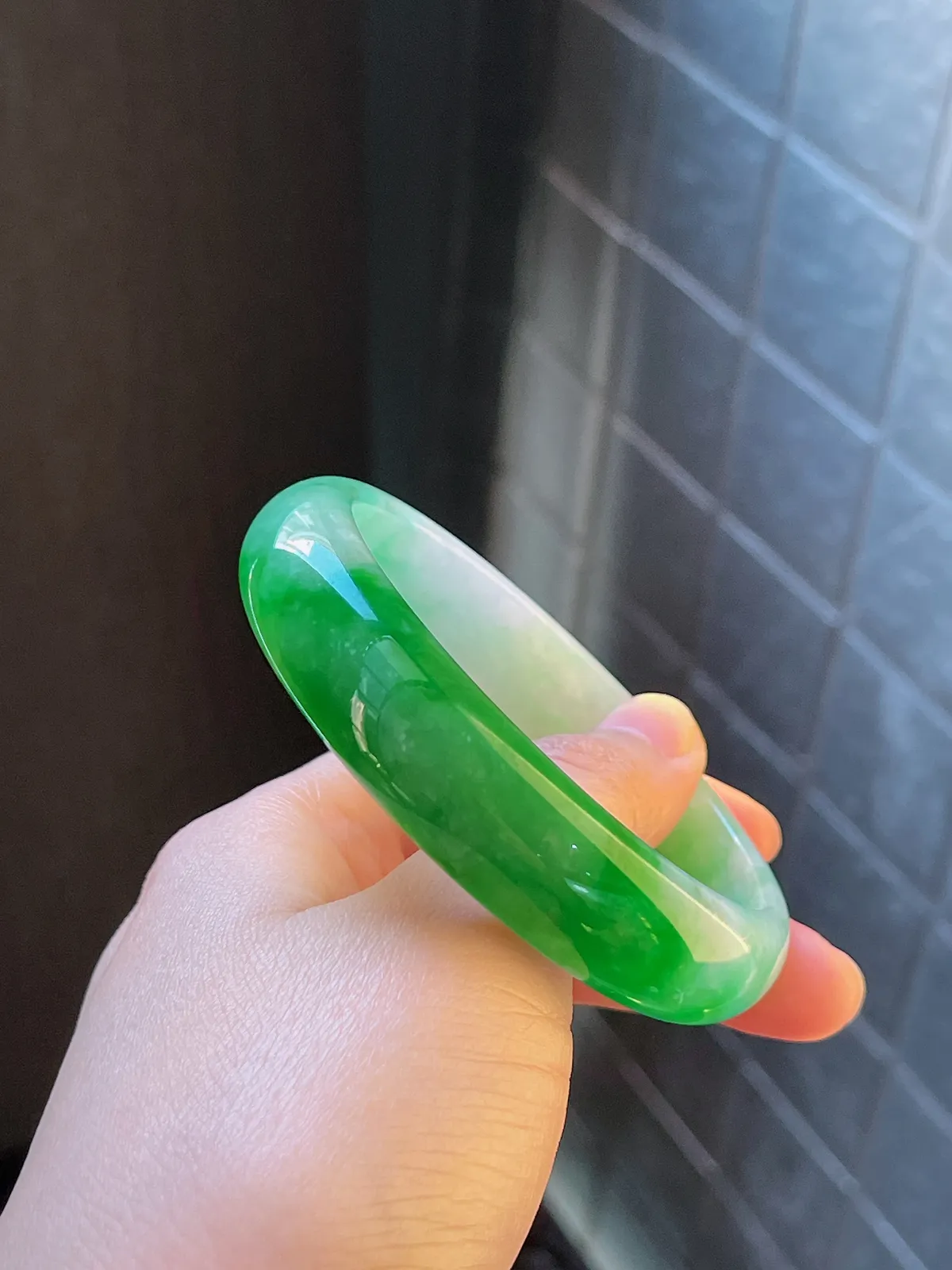 正圈58.3圈口，翡翠细糯化到冰糯飘阳绿手镯