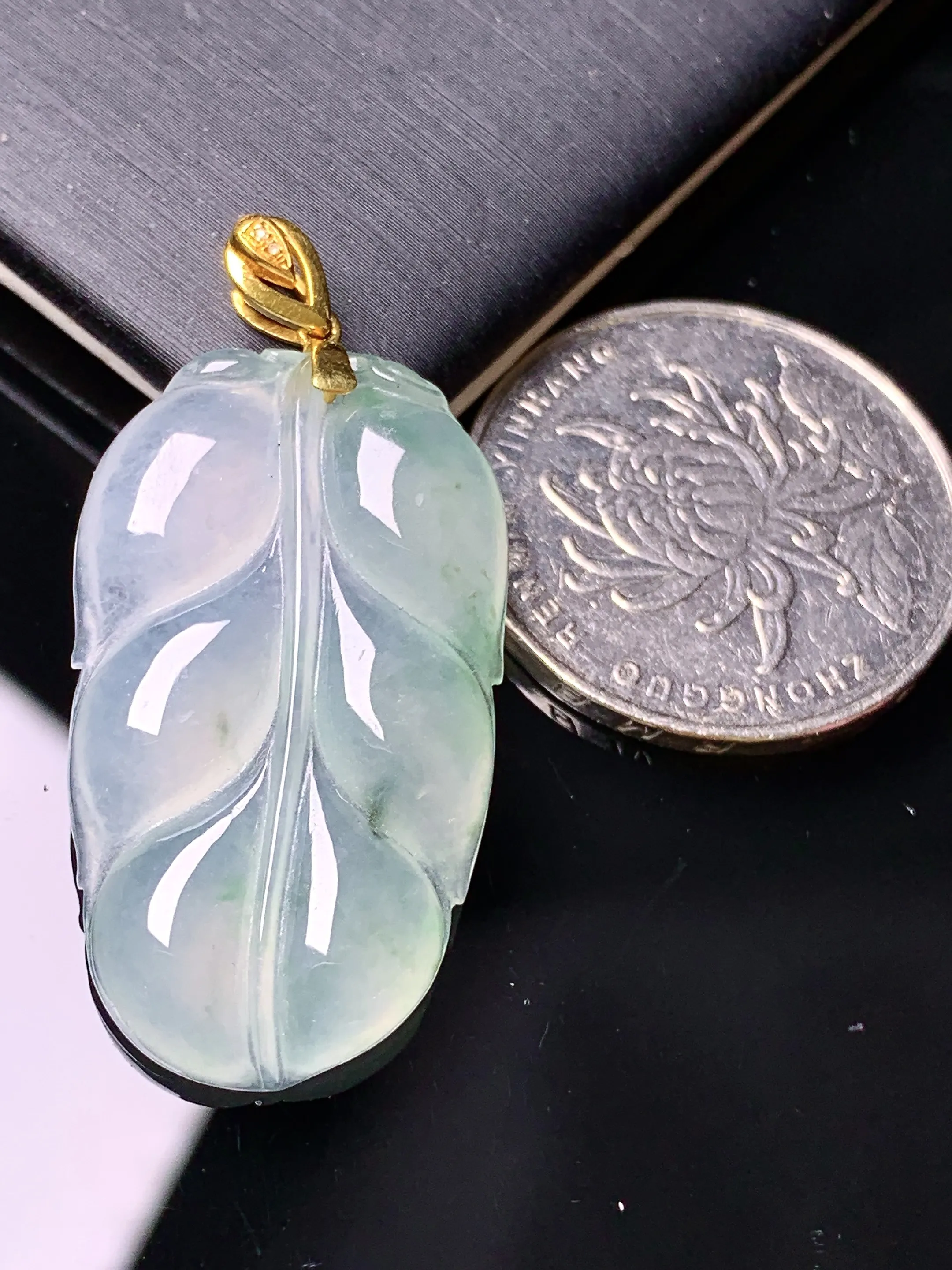 18k金镶嵌冰种飘绿树叶吊坠 玉质细腻 色泽艳丽清新 整体尺寸40*19*4