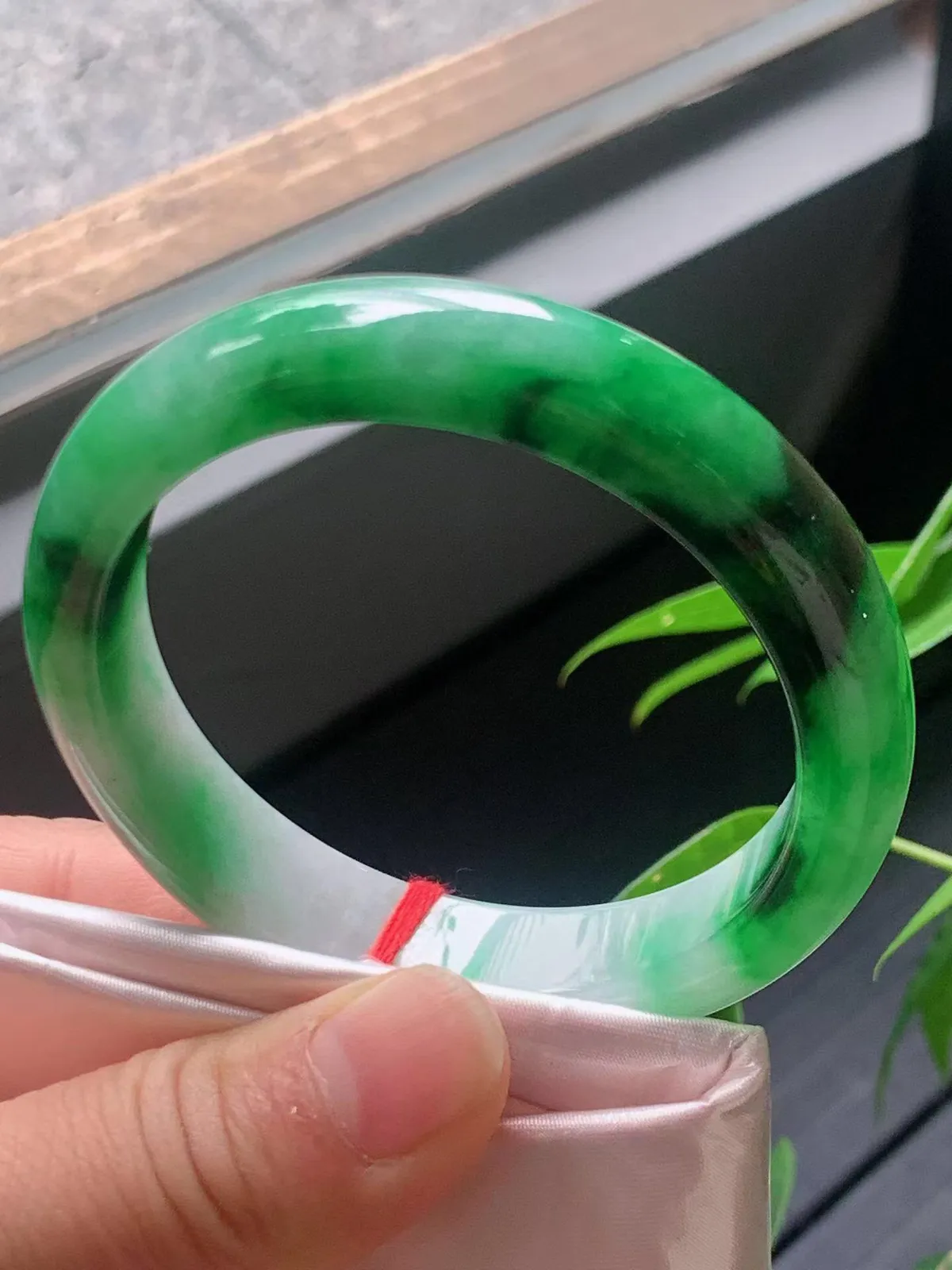 【翡翠名称】老种辣绿飘花55.8正圈口手镯
【翡翠尺寸】55.8/12.3/8.3mm适合54.8-57正圈口佩戴
【翡翠描述】宝贝种老水足，玉质细腻，色泽靓丽，性价比高，佩戴效果好！
【其它赠送】权威证书/精美挂绳盒子/支持全国复检