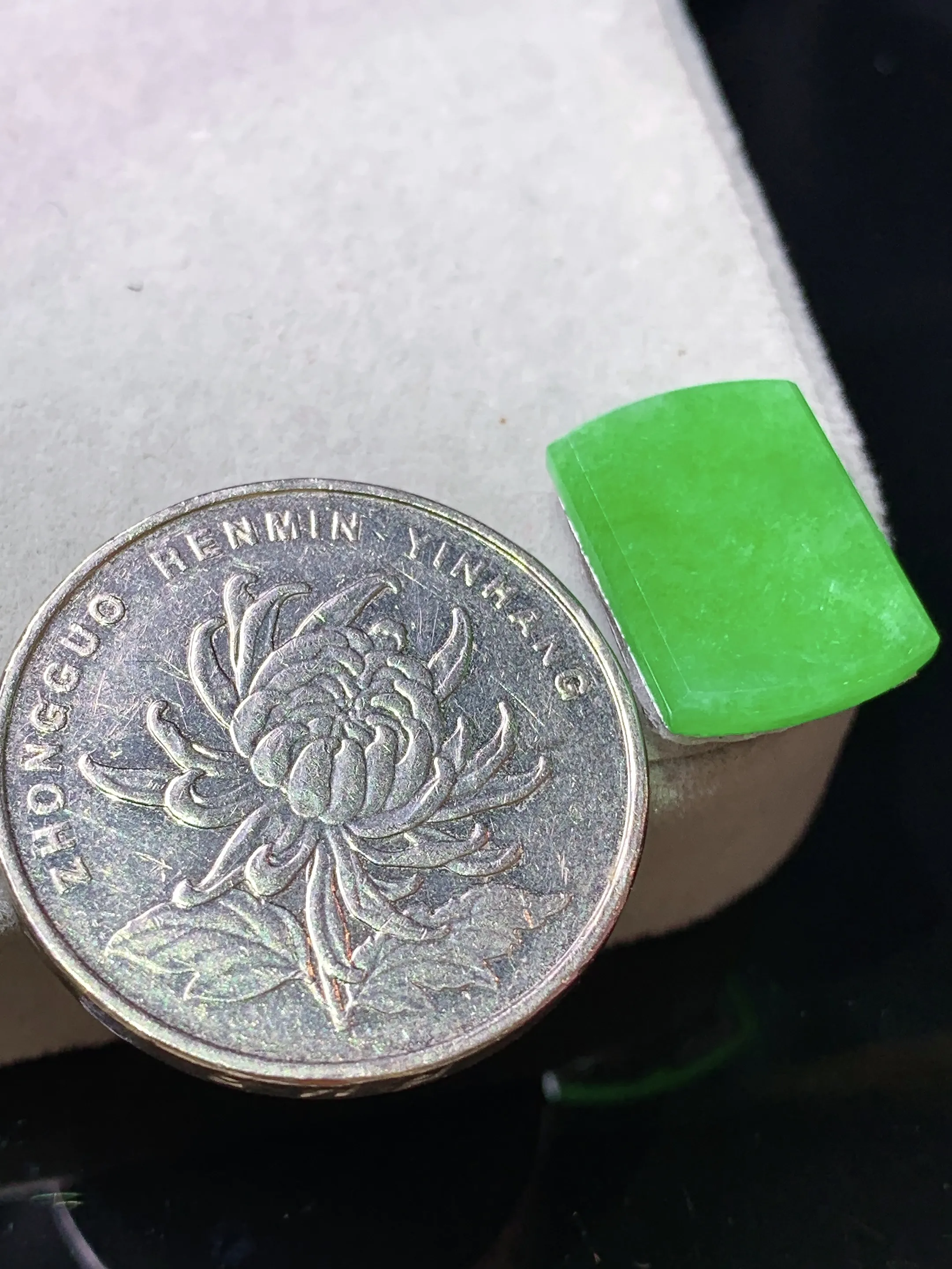 镶嵌款 翠绿无事牌吊坠 玉质细腻 色泽艳丽清新 整体尺寸16.2*11.3*2.3