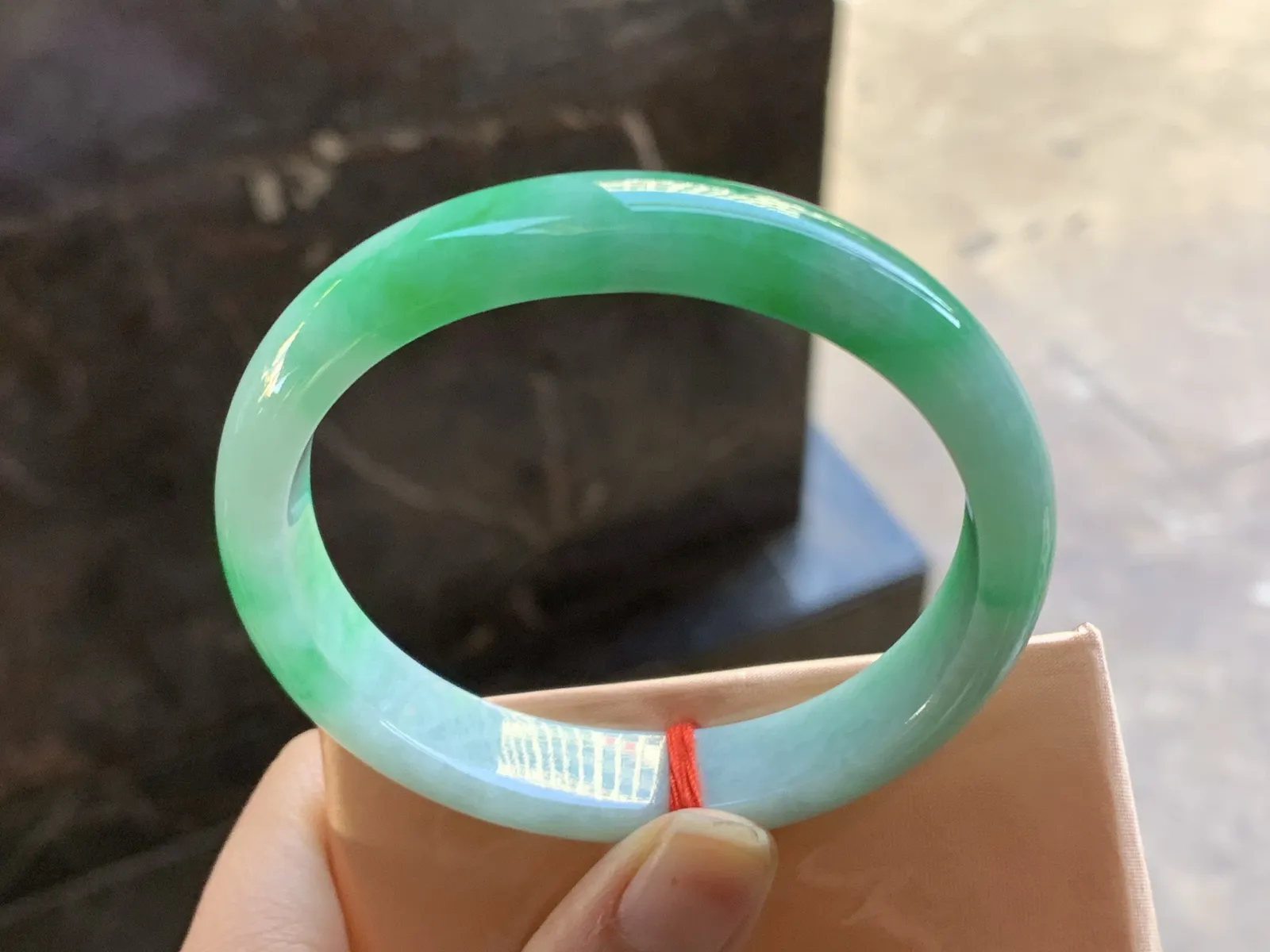 57.5-12.5-7.1

阳绿色贵妃手镯^_^颜色阳 玉质温润 正圈55可以带