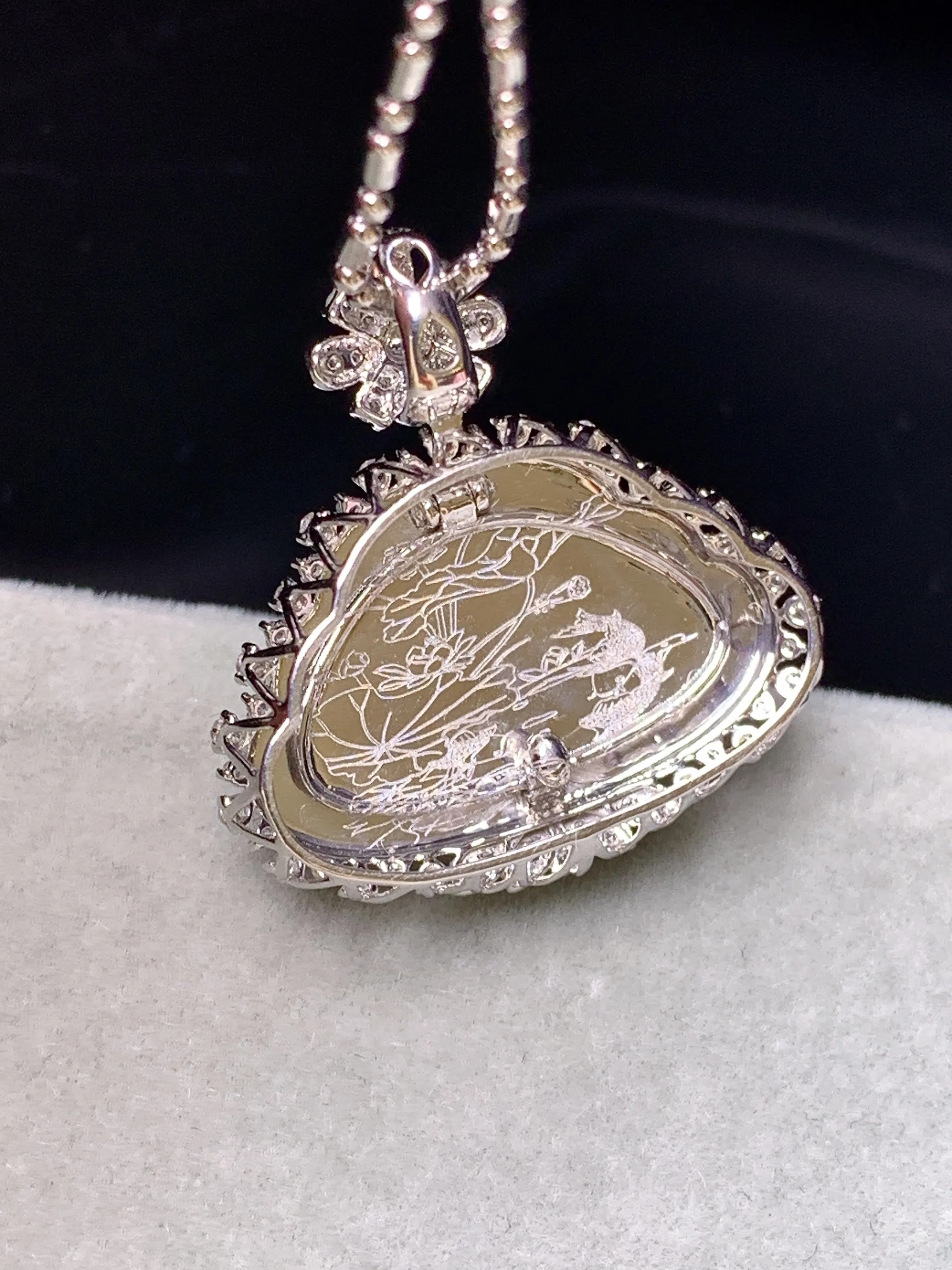 18k金钻镶嵌冰种飘绿佛公吊坠 玉质细腻 色泽艳丽清新 整体尺寸23.5*22.3*9.5