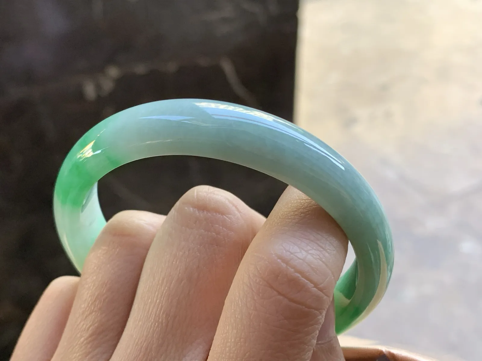 57.5-12.5-7.1

阳绿色贵妃手镯^_^颜色阳 玉质温润 正圈55可以带