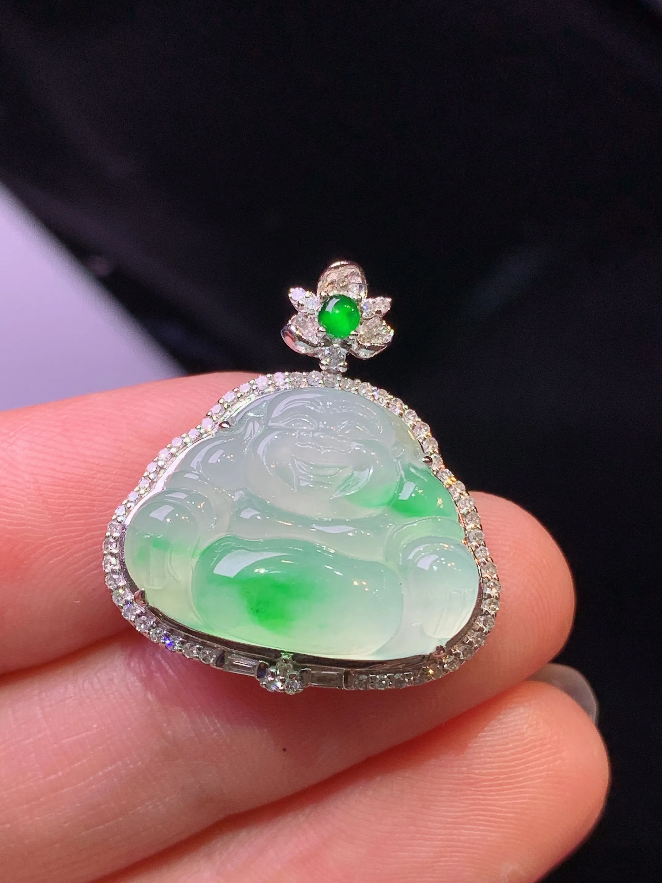 18k金钻镶嵌飘绿佛公吊坠 玉质细腻 色泽艳丽清新 整体尺寸24.2*21.8*7