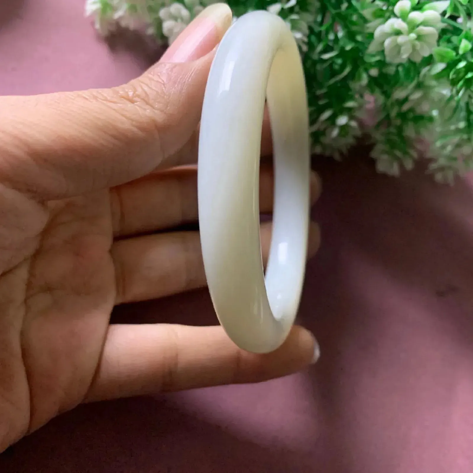 暖白色，和田玉58.8圈口羊脂白手镯，玉质细腻油润 底色纯净脂粉好，品质好
