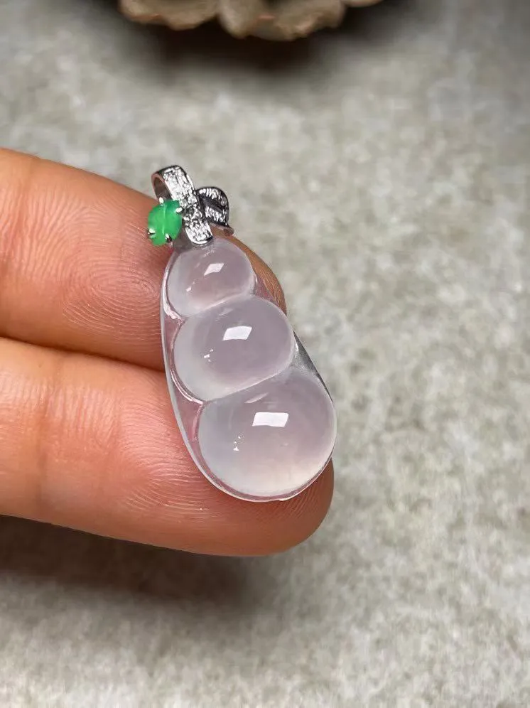 冰种福豆吊坠、真金真钻镶嵌，种水好，玉质细腻 .裸石尺寸 23.0*12.5