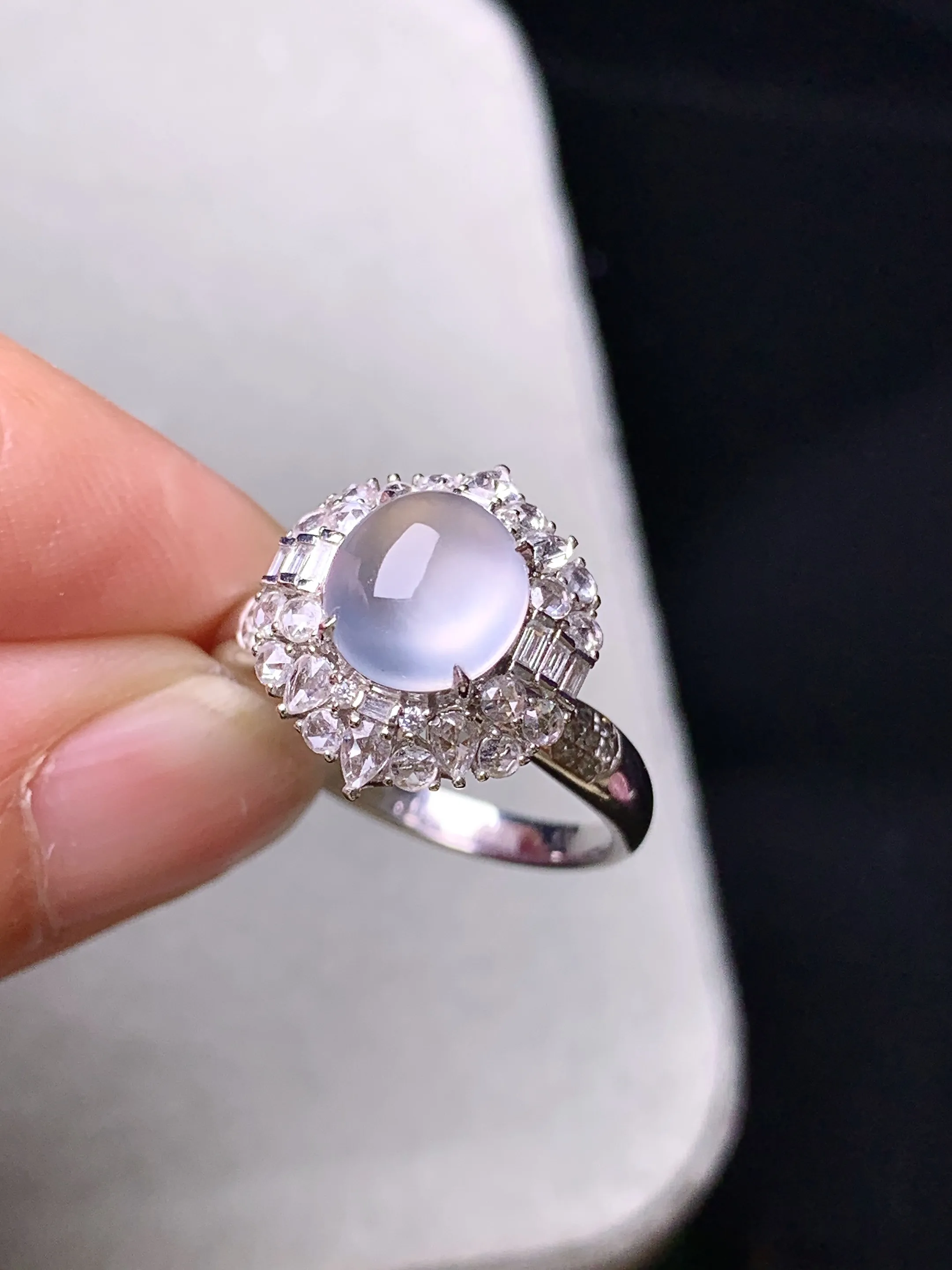 18k金钻镶嵌冰种蛋面戒指 玉质细腻 色泽艳丽清新 圈口14 整体尺寸14.8*12.8*11