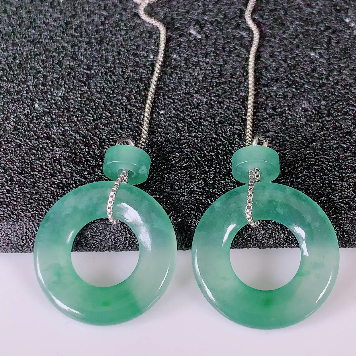 自然光实拍，冰种飘花翡翠一对平安扣耳坠，翠色灵动，玉质细腻，颜色漂亮，品相佳，佩戴佳品！配图银线 #760.1平安扣尺寸15*2.5