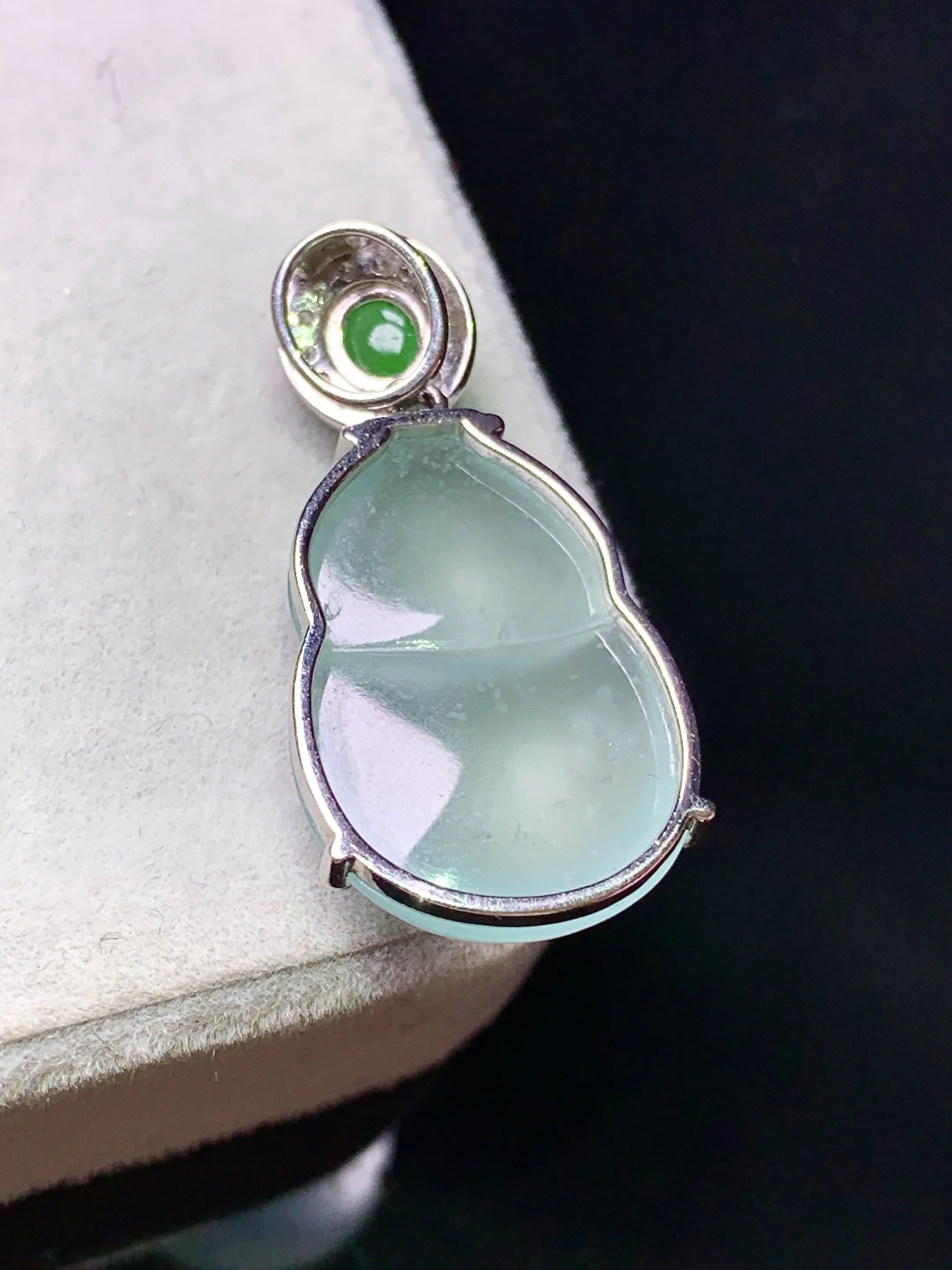 18k金钻镶嵌冰种葫芦吊坠 玉质细腻 色泽艳丽清新 整体尺寸28.8*14*5.2