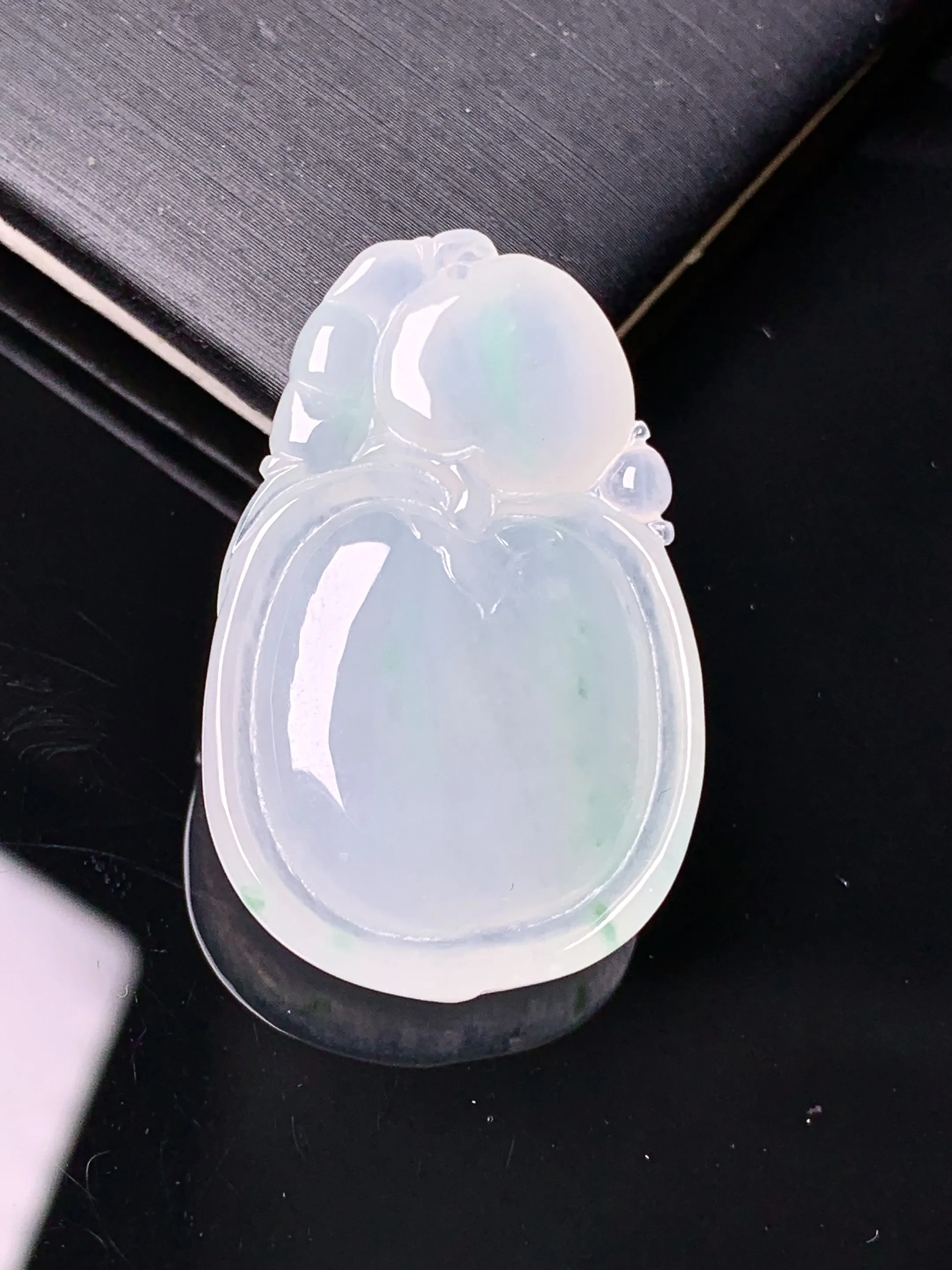 冰种福瓜吊坠 玉质细腻 色泽艳丽清新 整体尺寸34.6*22*6.6