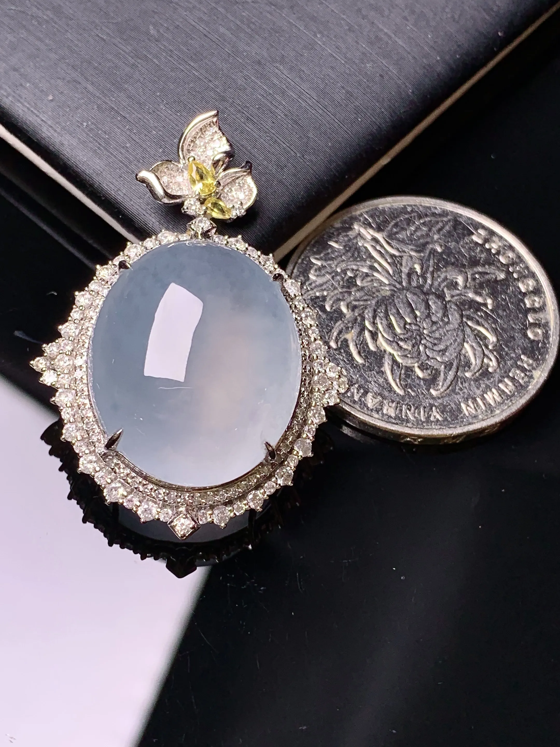 18k金钻镶嵌冰种蛋面吊坠 玉质细腻 色泽艳丽清新 整体尺寸36.2*25.8*14.6