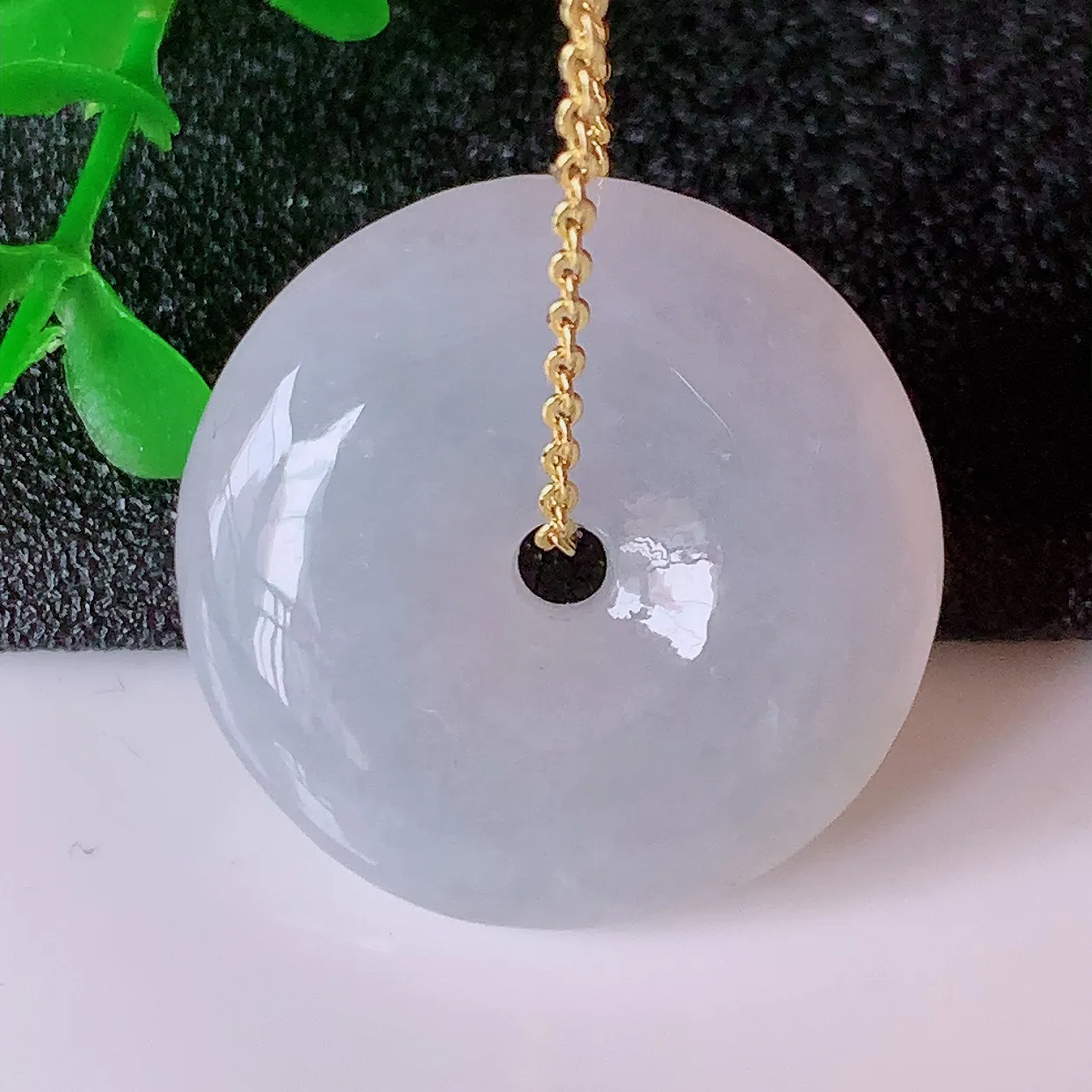 自然光实拍，冰翡翠平安扣吊坠，平安是福；冰透，很美的料子，平安扣佩戴优雅迷人！#106.1尺寸25*6.5mm