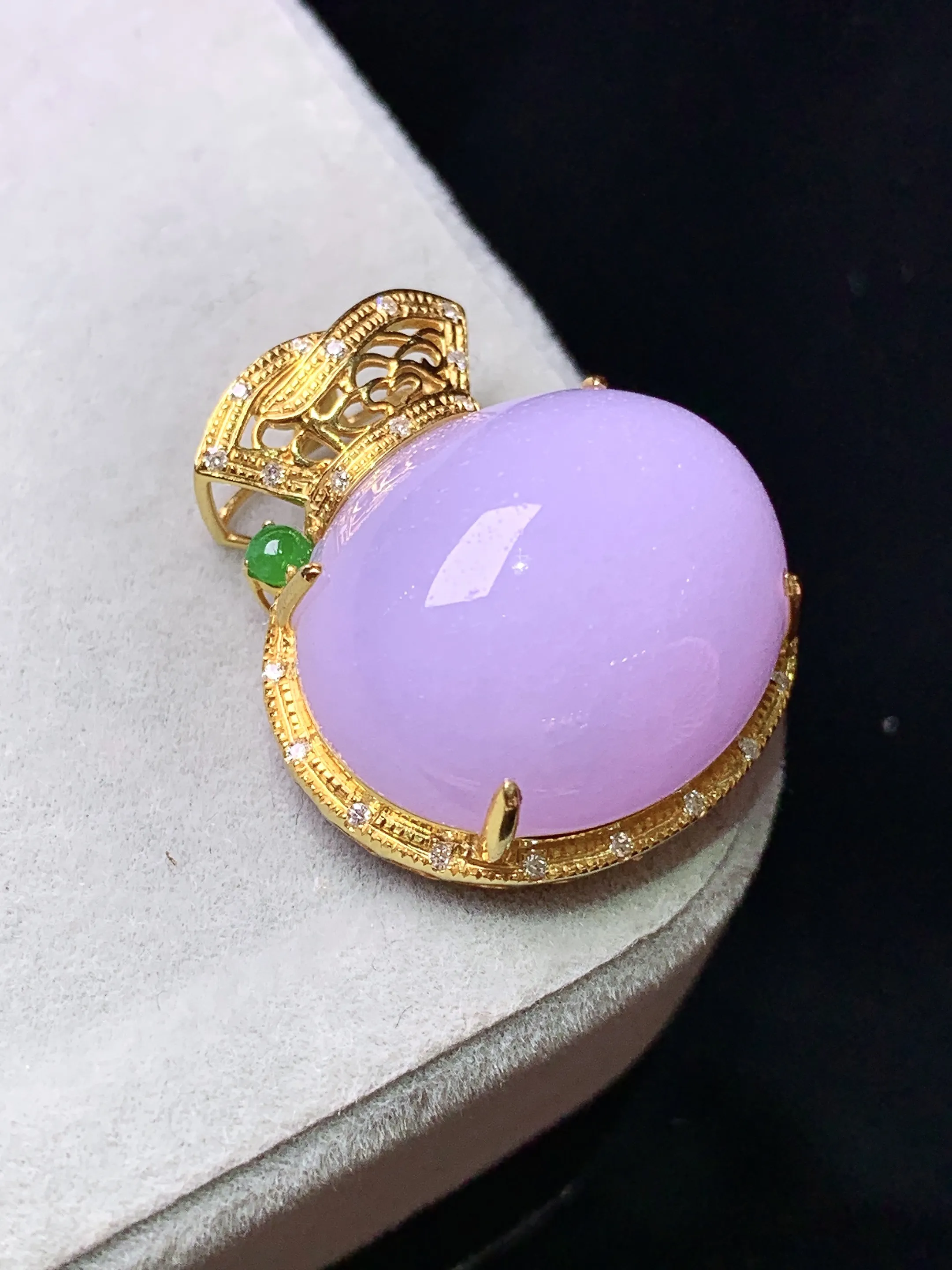 18k金钻镶嵌紫罗兰蛋面吊坠 玉质细腻 色泽艳丽清新 整体尺寸22*20.3*11.2