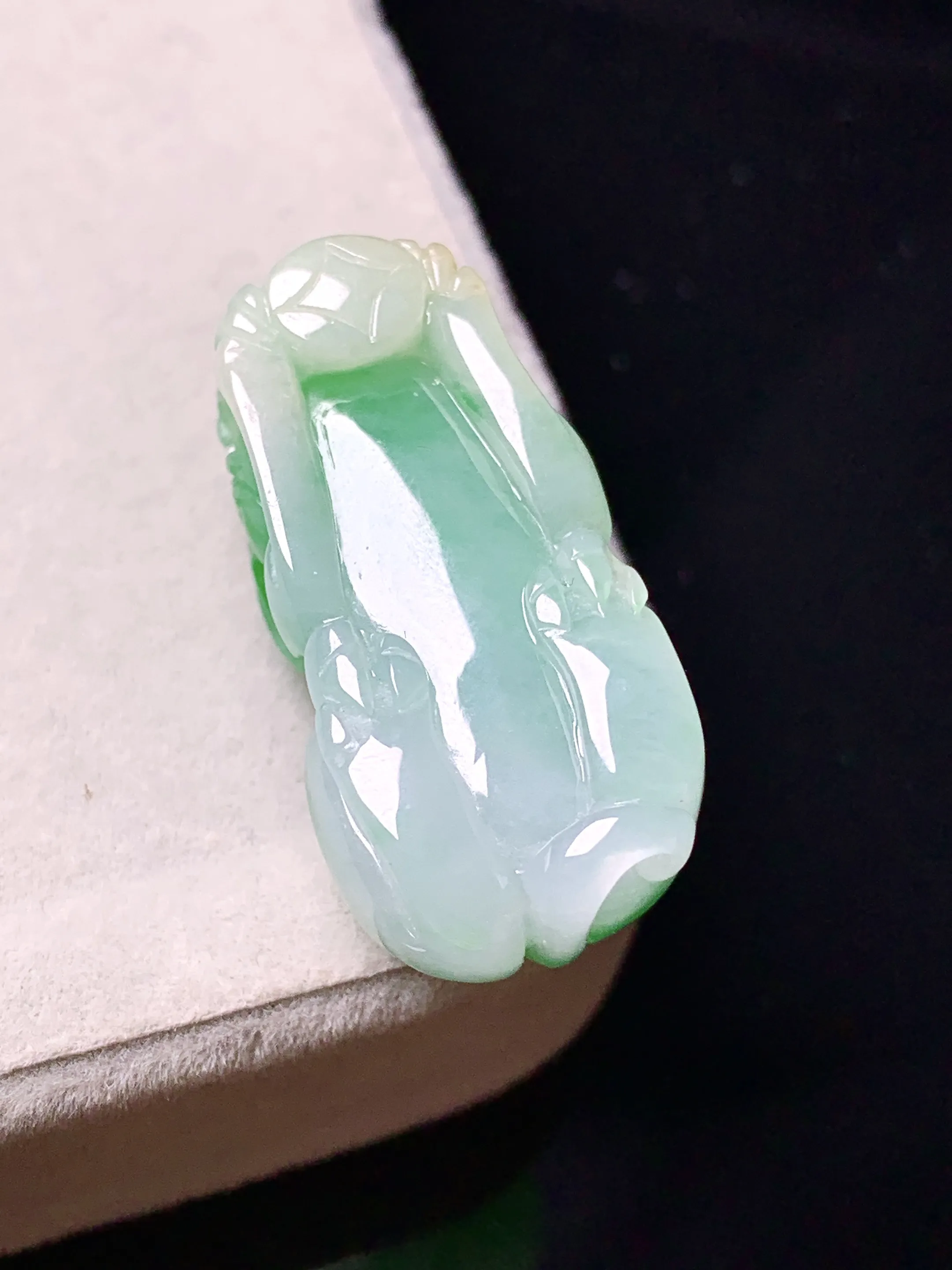 翠绿貔貅吊坠 玉质细腻 色泽艳丽清新 整体尺寸30.2*14*11.3