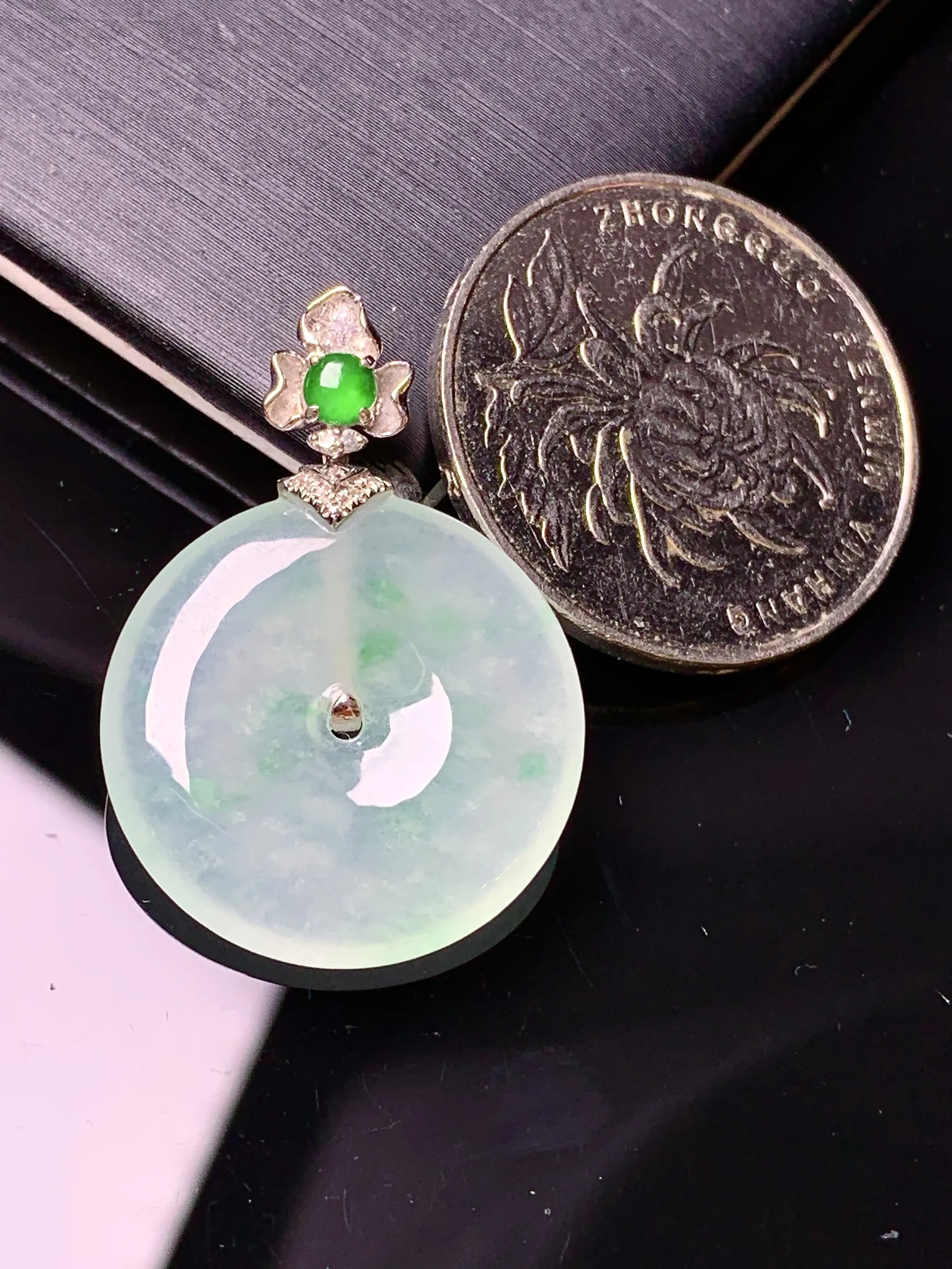 18k金镶嵌冰种平安扣吊坠 玉质细腻 色泽艳丽清新 整体尺寸29.8*21.2*4