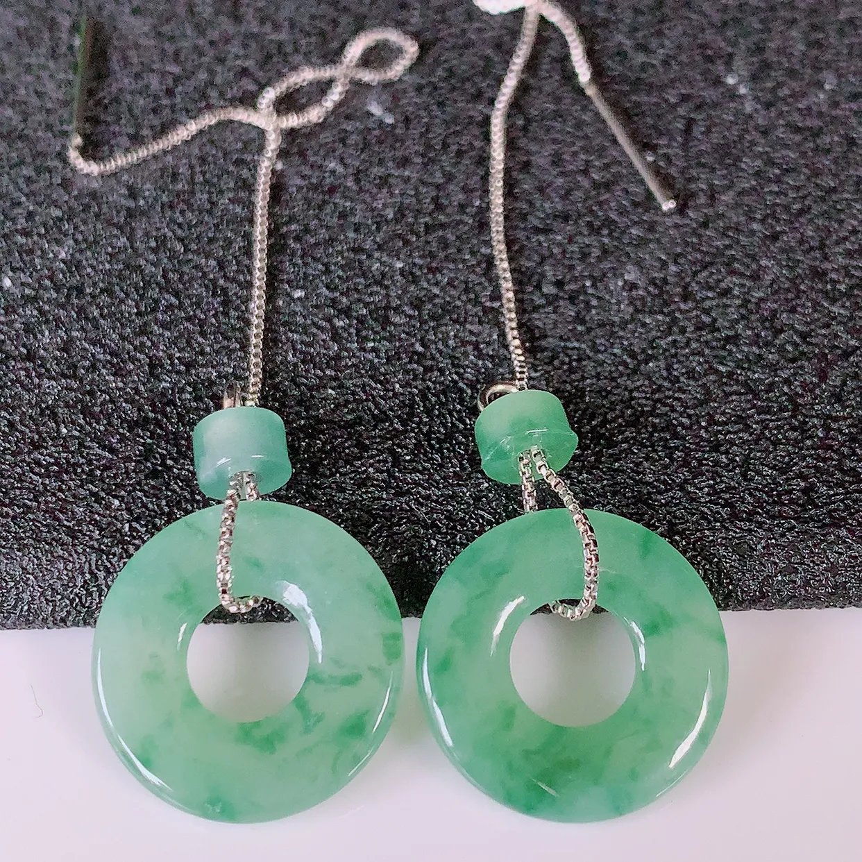 自然光实拍，冰种飘花翡翠一对平安扣耳坠，翠色灵动，玉质细腻，颜色漂亮，品相佳，佩戴佳品！配银线 #181.1平安扣尺寸15.5-2.5mm