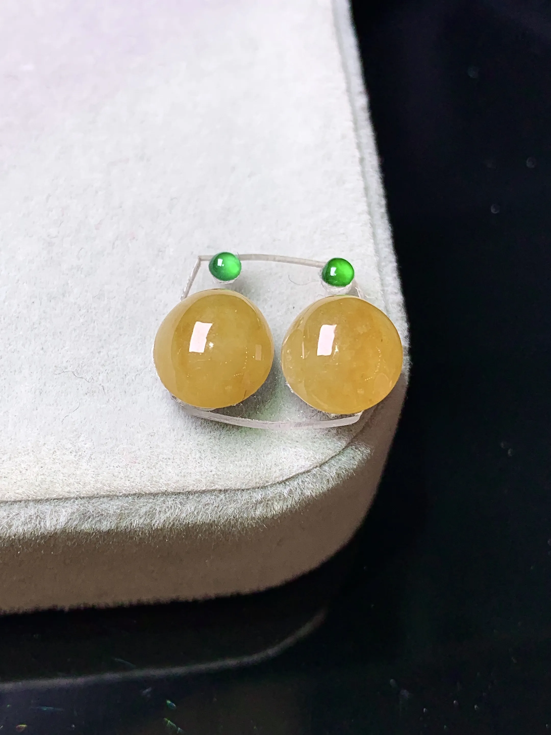 镶嵌款 黄翡蛋面一对 玉质细腻 色泽艳丽清新 整体尺寸9*7.5*4.8