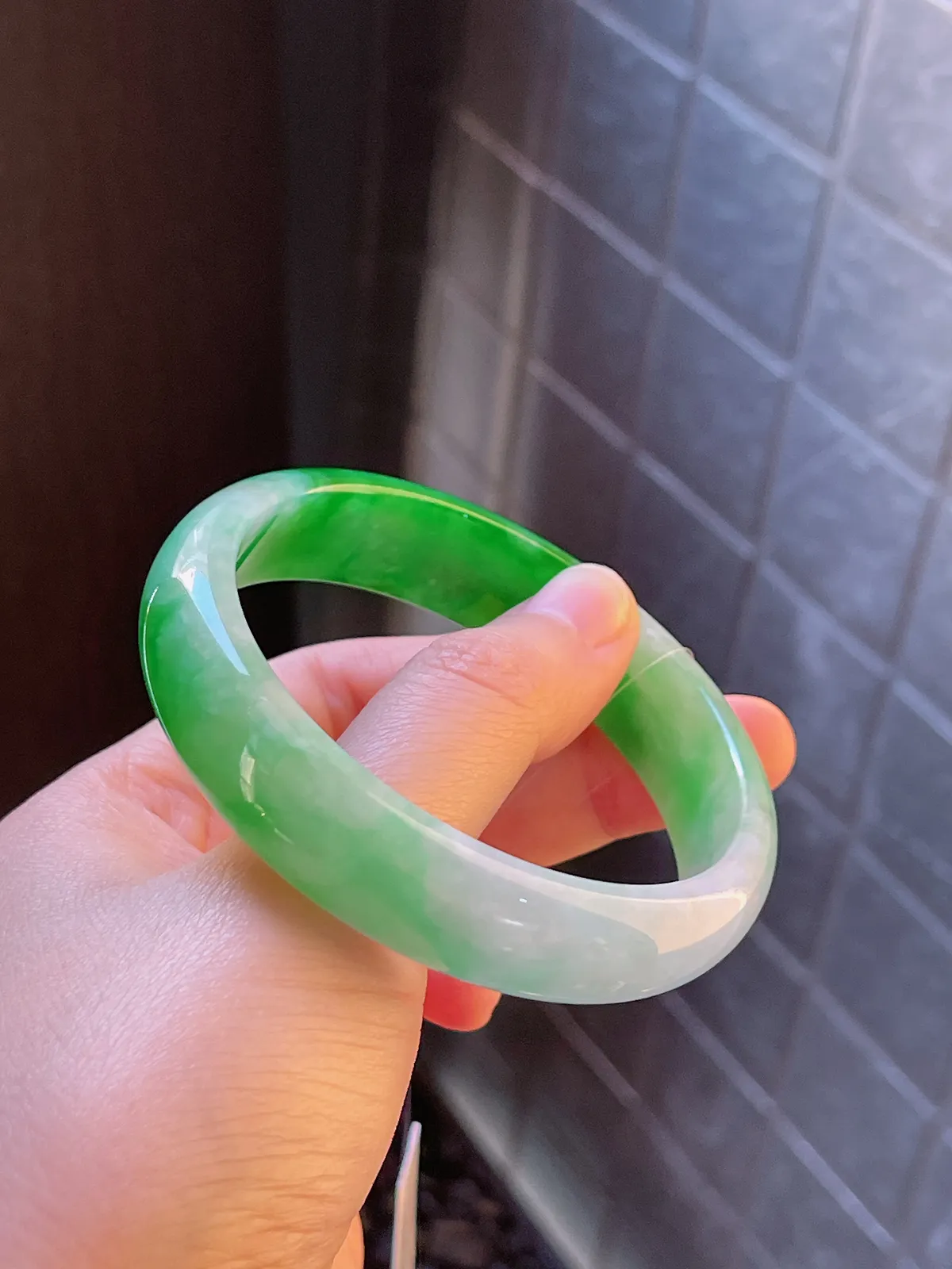 正圈58.3圈口，翡翠细糯化到冰糯飘阳绿手镯