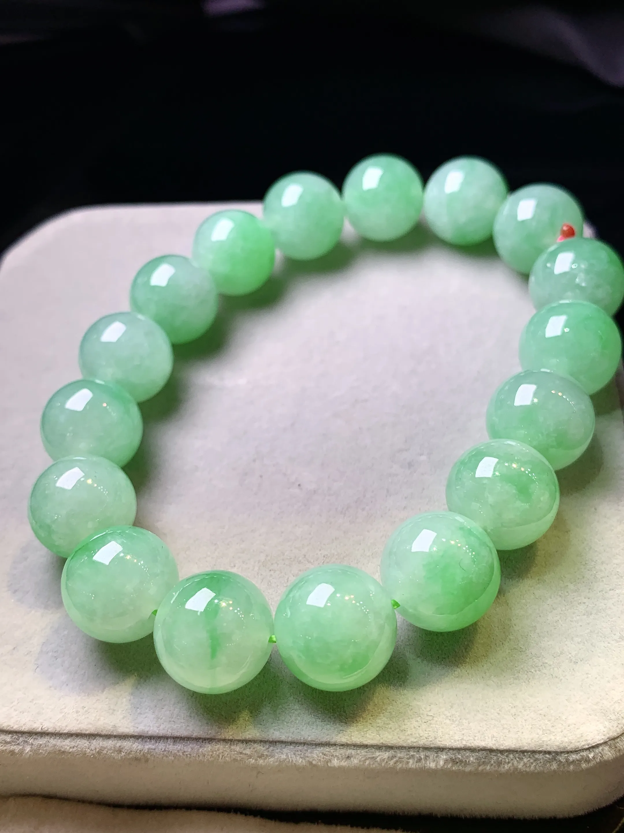 翠绿圆珠手链 玉质细腻 色泽艳丽清新 整体尺寸12