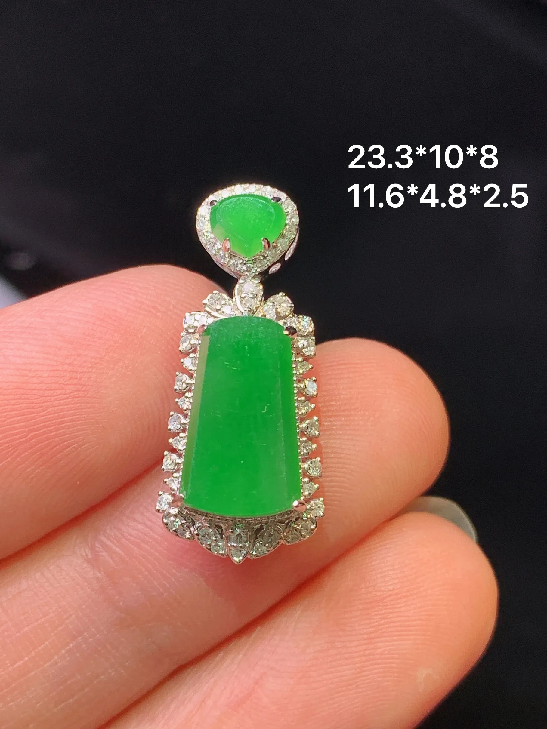 18k金钻镶嵌满绿无事牌吊坠 玉质细腻 色泽艳丽清新 整体尺寸23.3*10*8