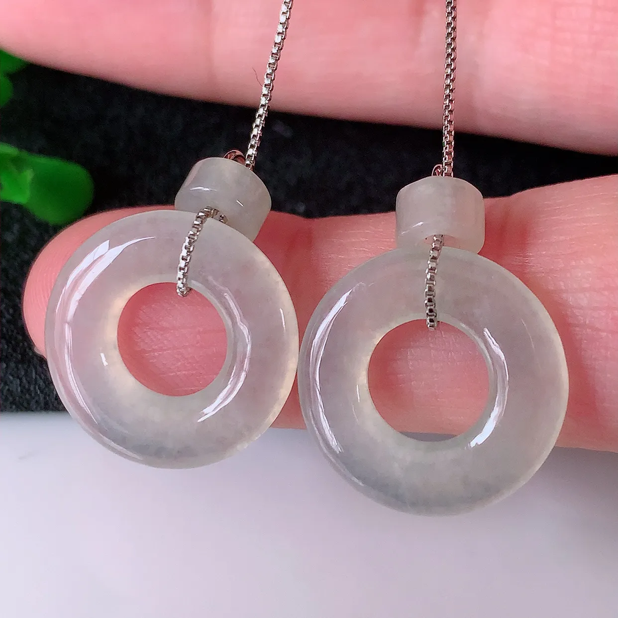 自然光实拍，冰种翡翠一对平安扣耳坠，翠色灵动，玉质细腻，颜色漂亮，品相佳，佩戴佳品！配银线 #644