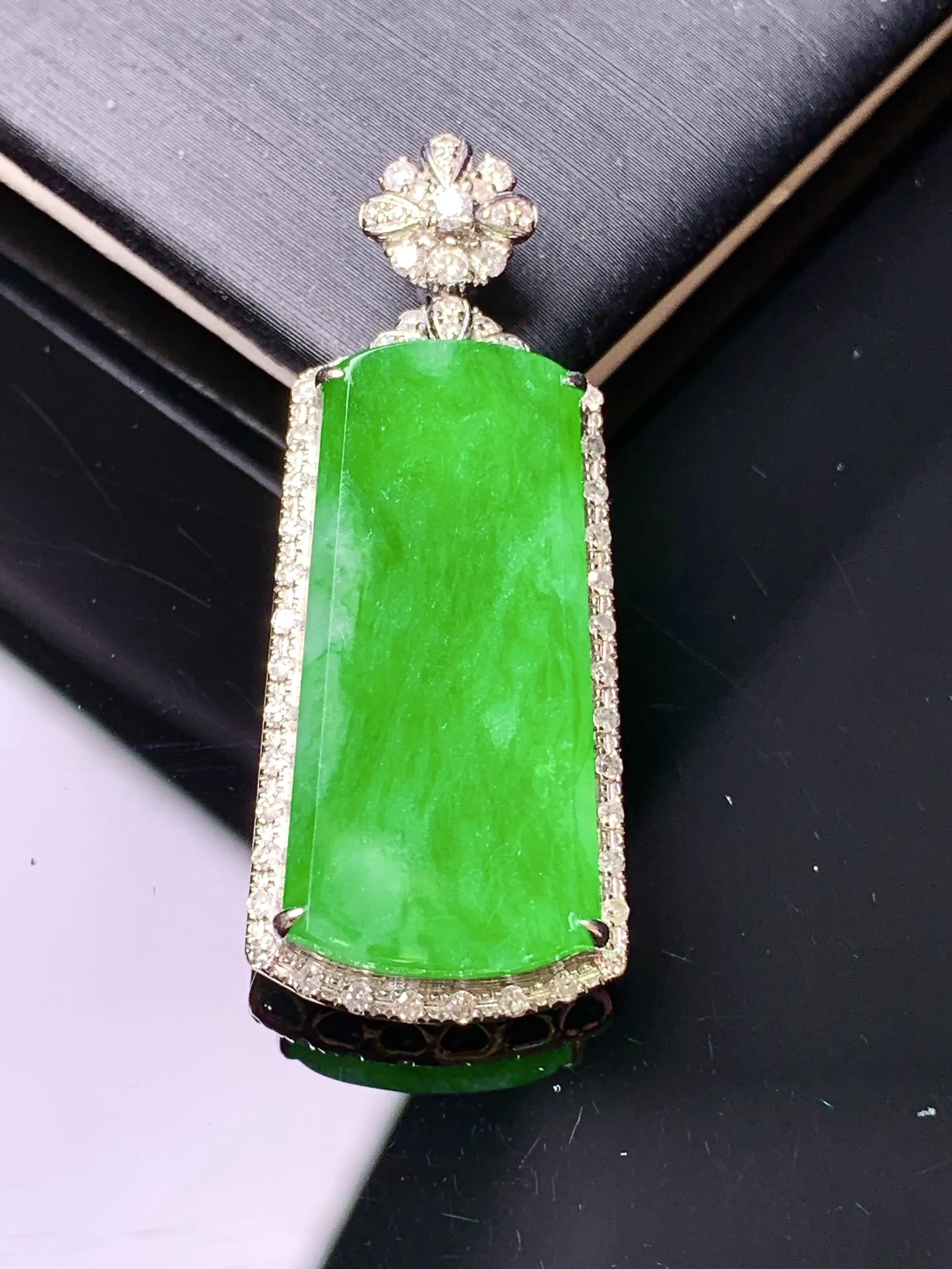 18k金钻镶嵌翠绿无事牌吊坠 玉质细腻 色泽艳丽清新 整体尺寸36.7*15*6.5