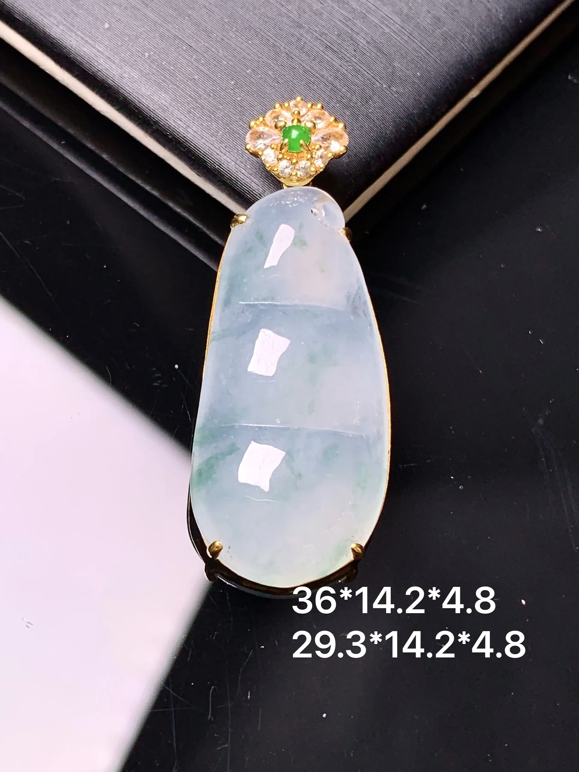 18k金钻镶嵌冰种四季豆吊坠 玉质细腻 色泽艳丽清新 整体尺寸36*14.2*4.8