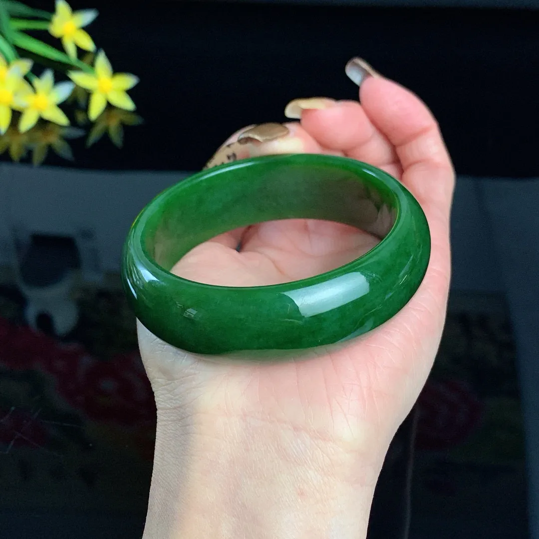 和田玉60圈口菠菜绿宽条碧玉手镯！玉质细腻油润 底色纯净 无裂无杂 脂粉好，品质高