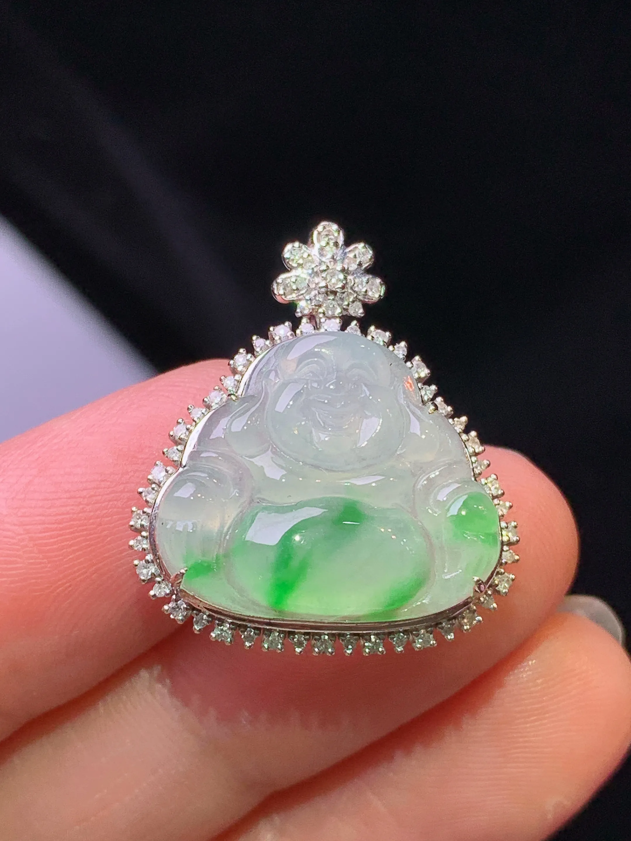 18k金钻镶嵌飘绿佛公吊坠 玉质细腻 色泽艳丽清新 整体尺寸24.5*21.2*8