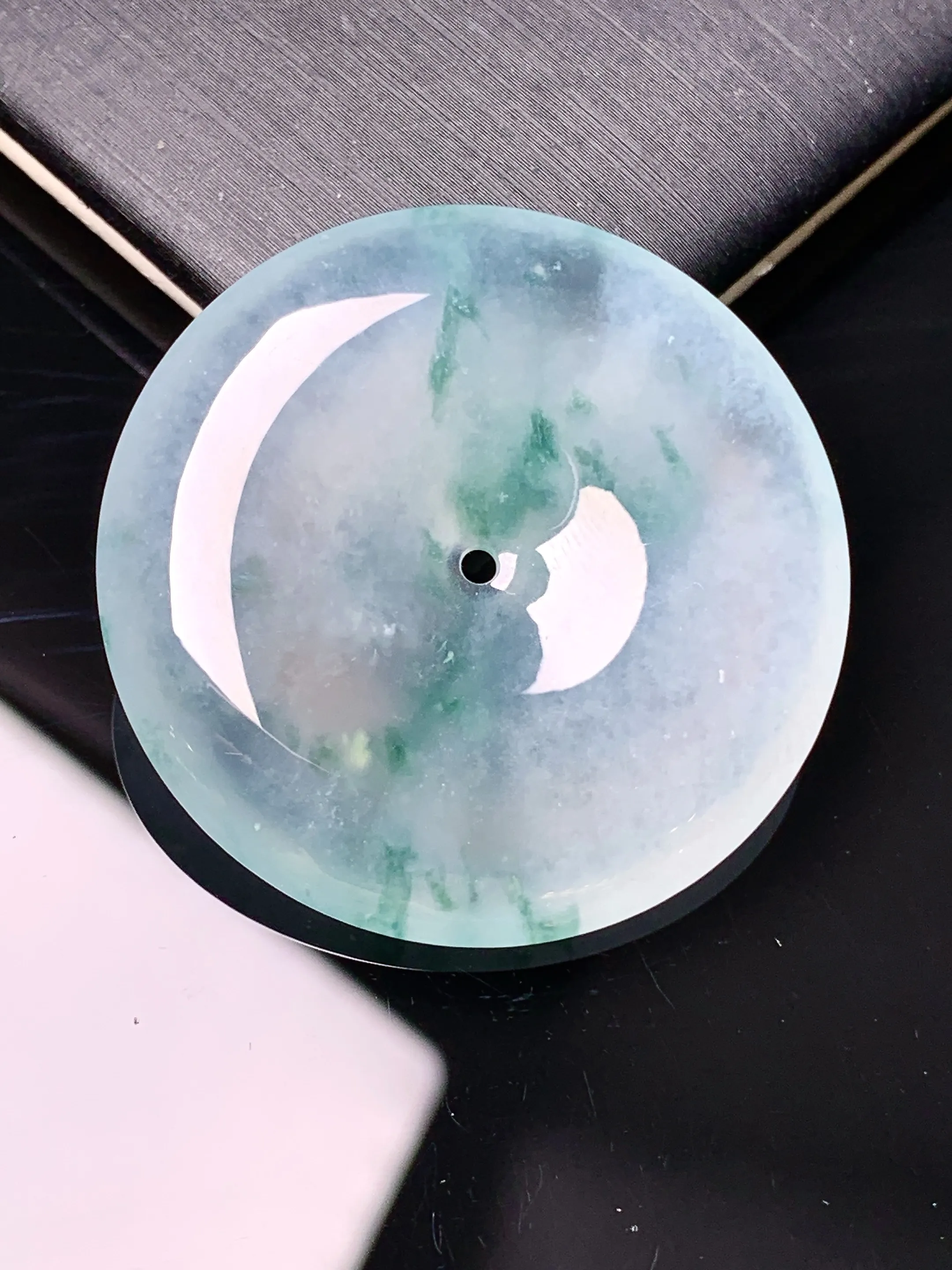 冰种飘绿平安扣吊坠 玉质细腻 色泽艳丽清新 整体尺寸34.2*5.8