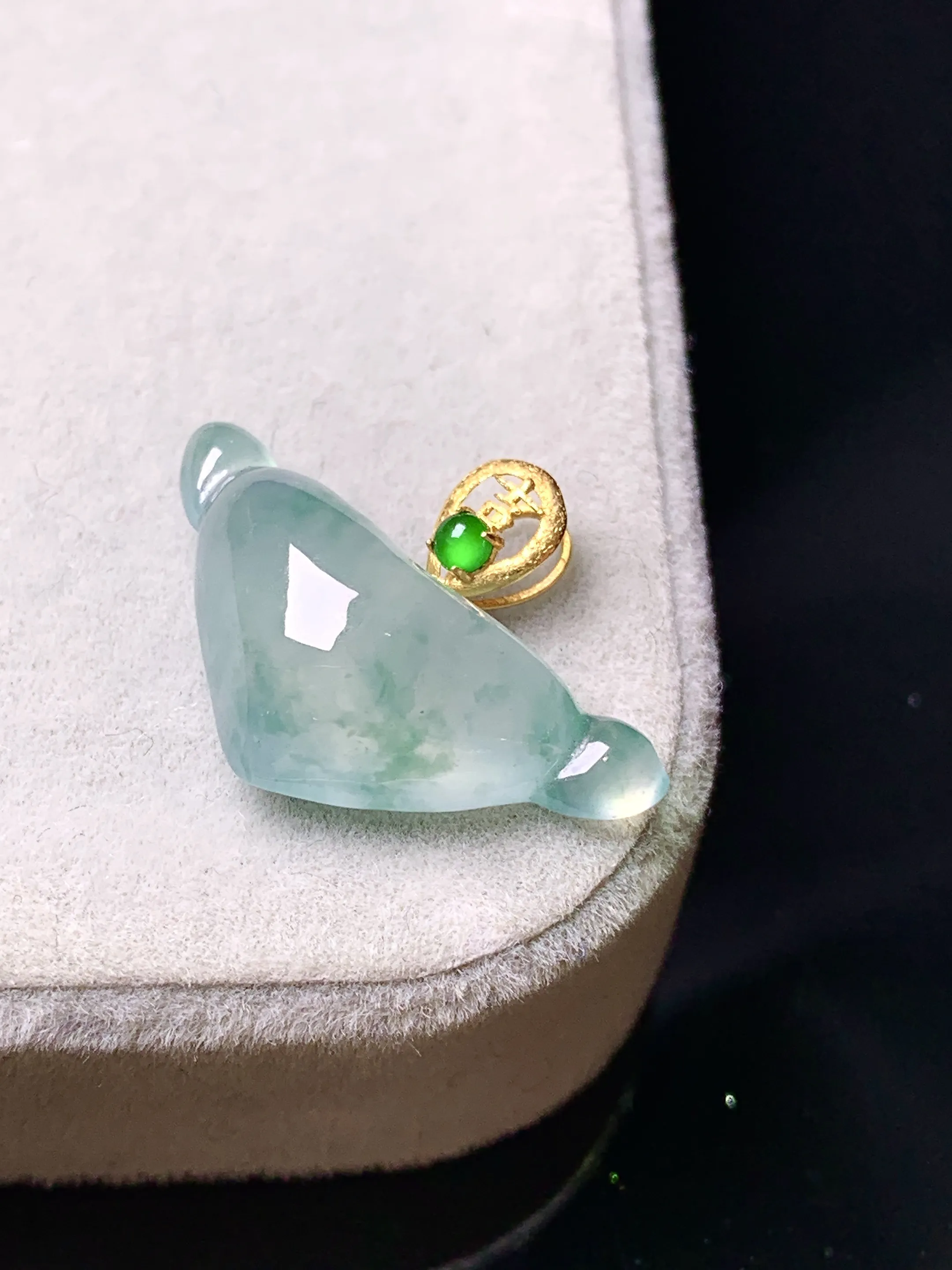 18k金镶嵌冰种心形吊坠 玉质细腻 色泽艳丽清新 整体尺寸16.3*21.5*6.3