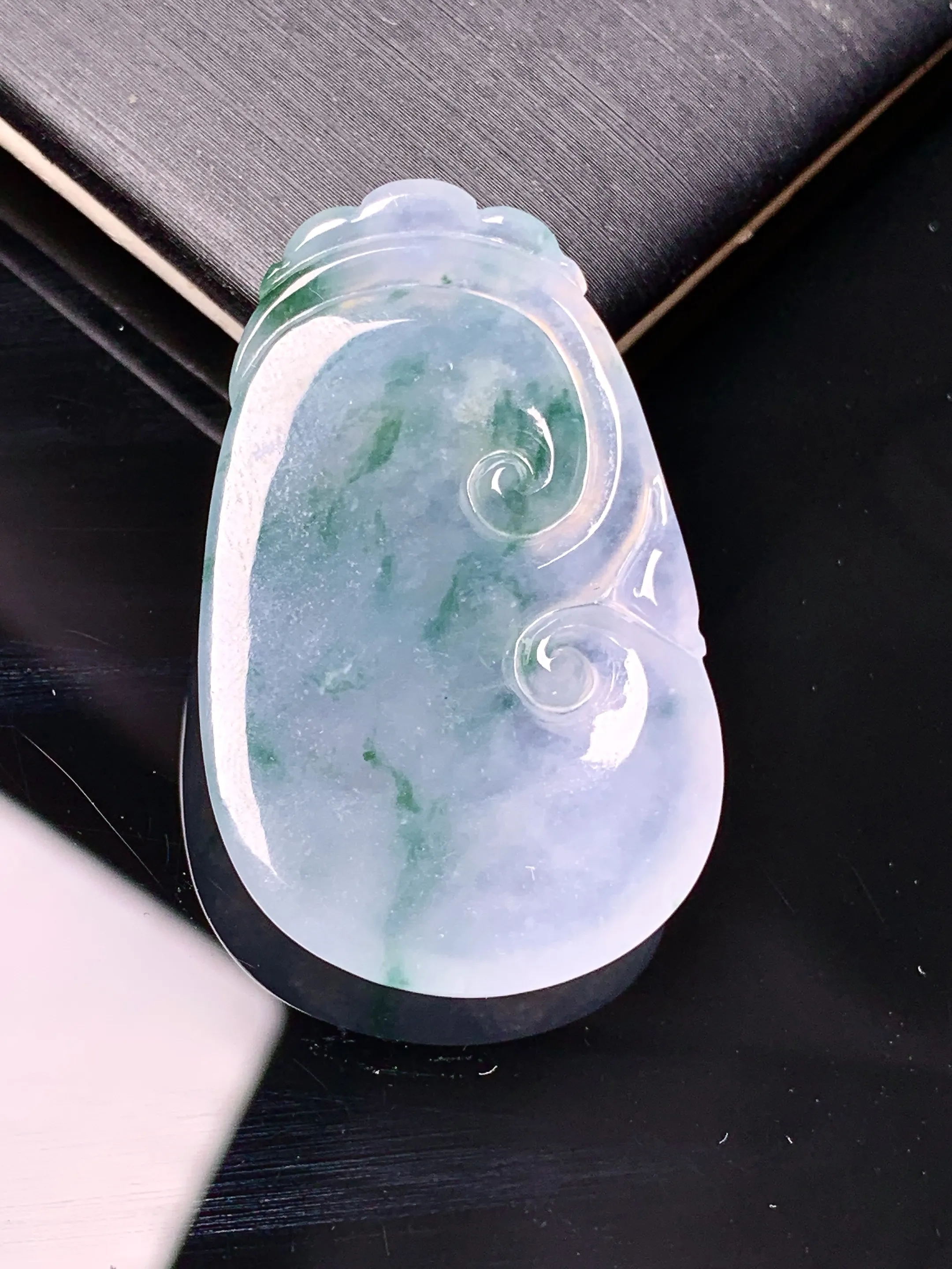 冰种飘绿如意吊坠 玉质细腻 色泽艳丽清新 整体尺寸36.2*22.2*4.5