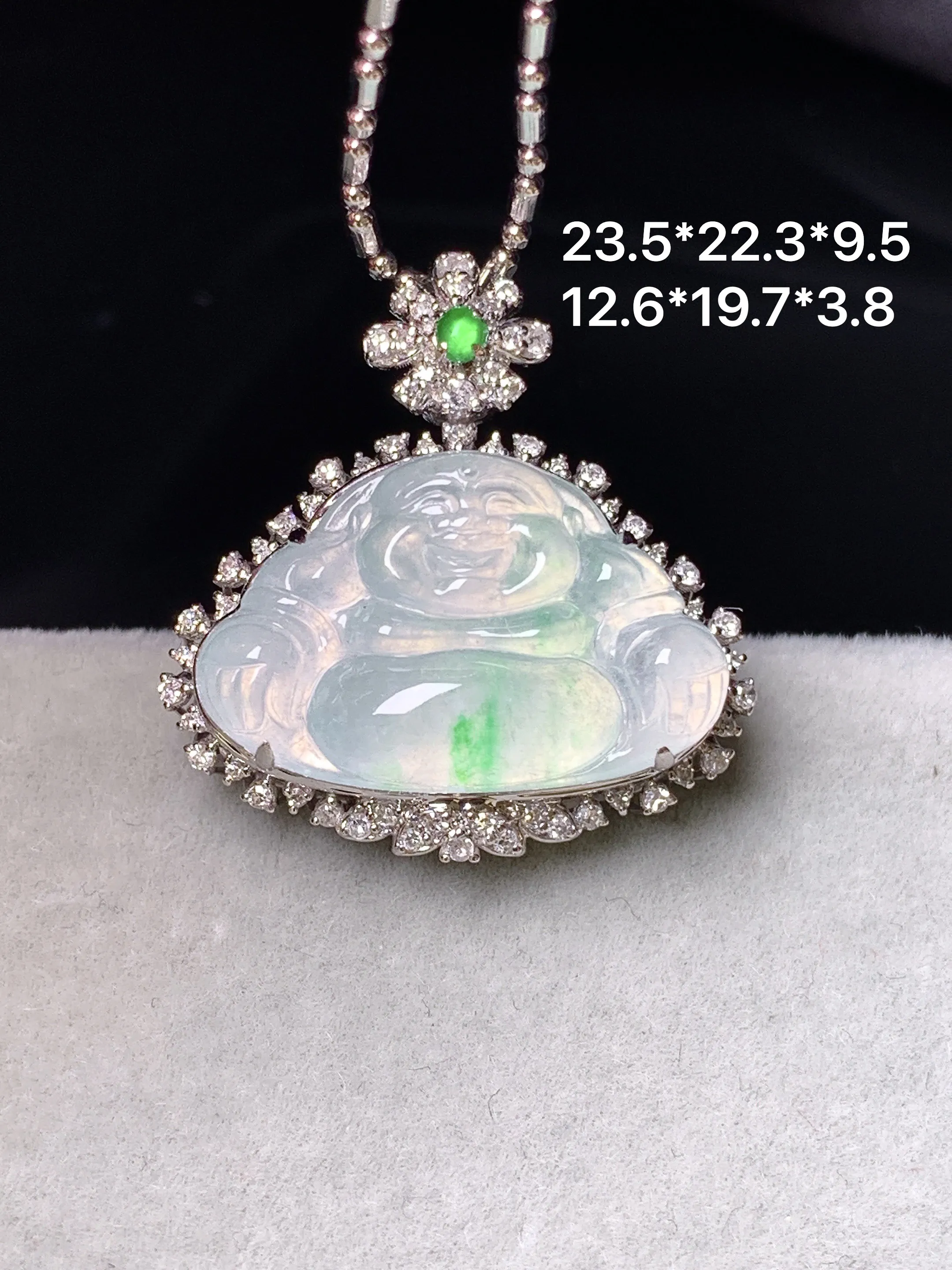 18k金钻镶嵌冰种飘绿佛公吊坠 玉质细腻 色泽艳丽清新 整体尺寸23.5*22.3*9.5