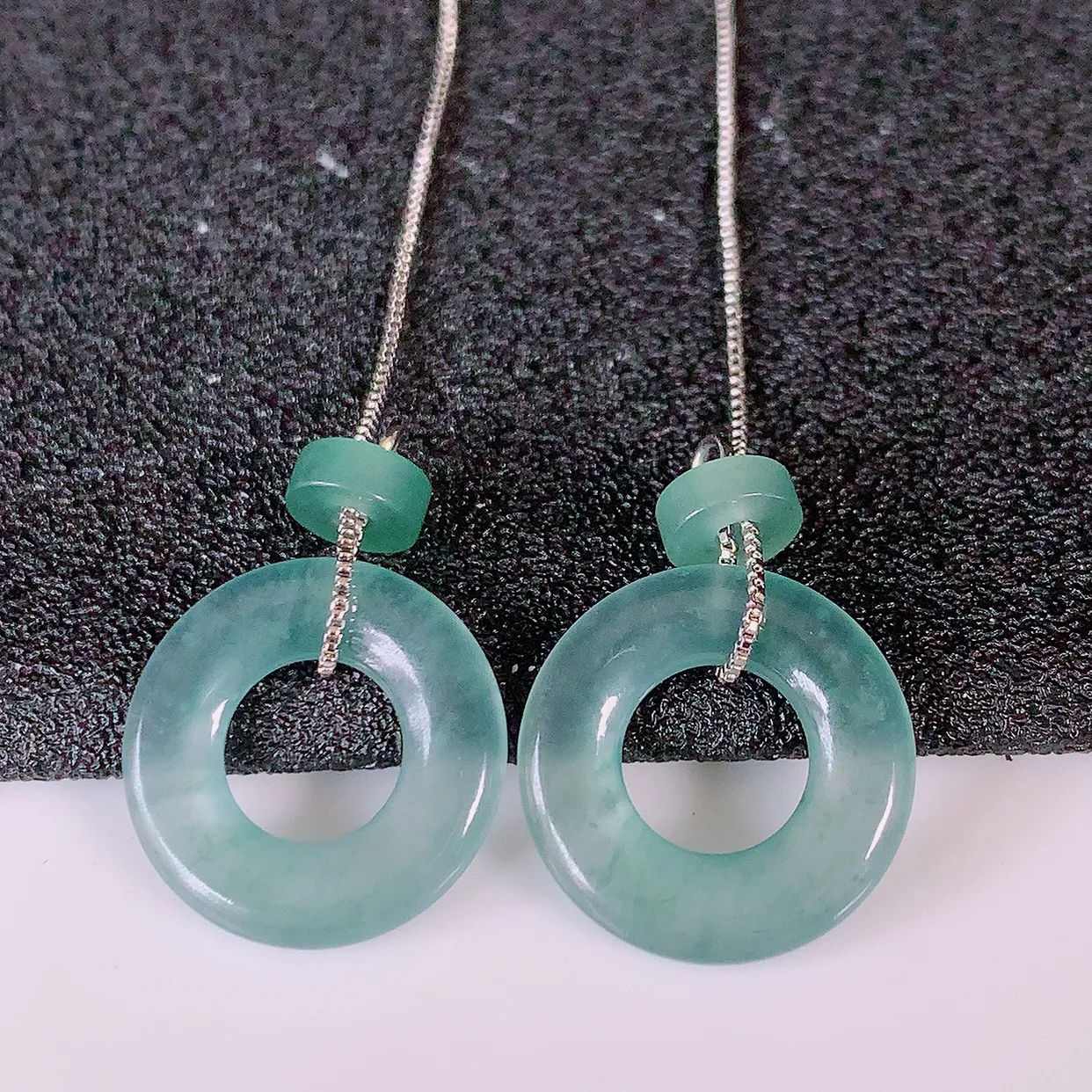 自然光实拍，冰种翡翠一对平安扣耳坠，翠色灵动，玉质细腻，颜色漂亮，品相佳，佩戴佳品！配银线 #180.1平安扣尺寸15-2.6mm