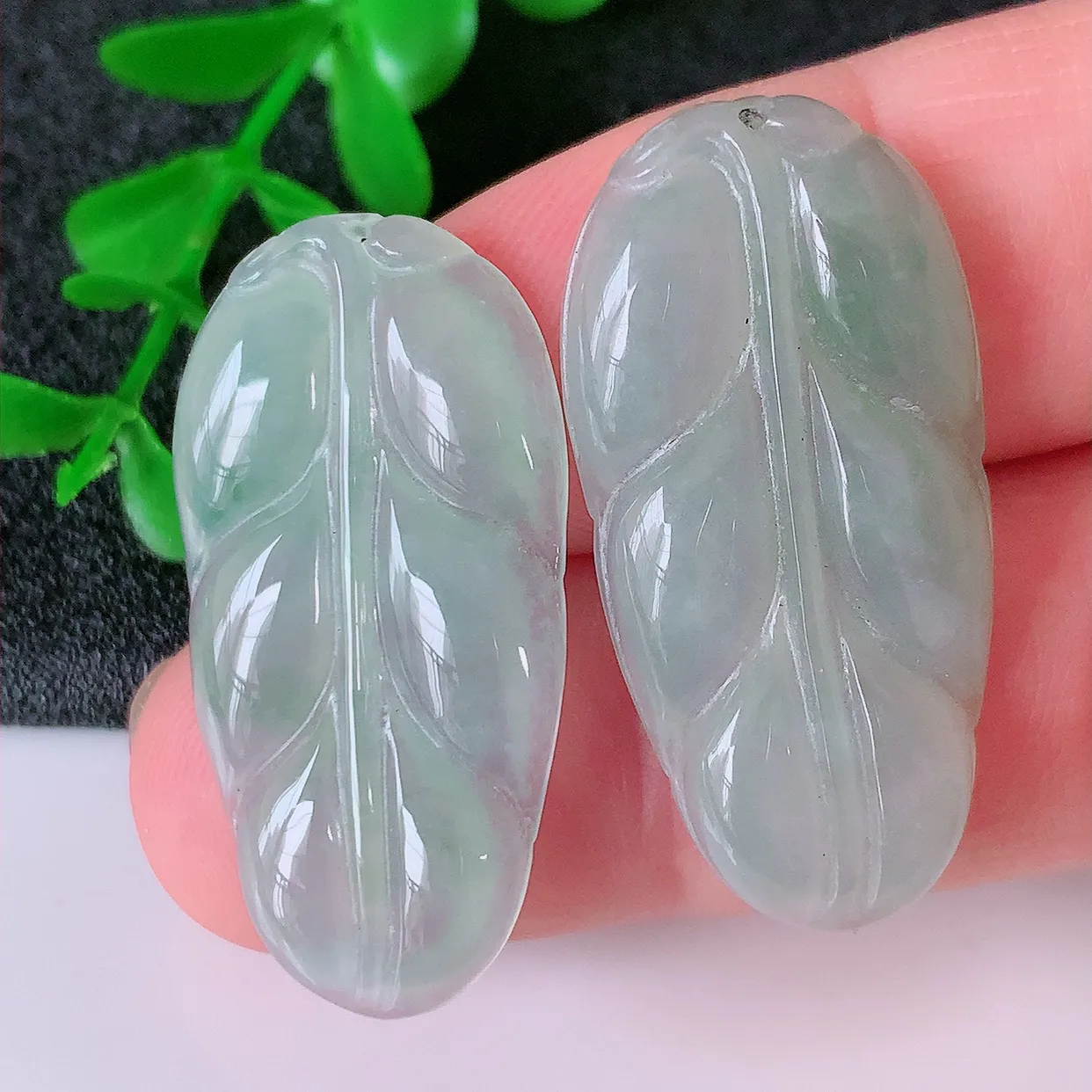 自然光实拍，冰种翡翠叶子吊坠 ，种水足，色泽清新，工艺精湛，叶子寓意美好；金枝玉叶，事业有成。#105.1尺寸33.2-17-3.5，34.5-17-4.5mm