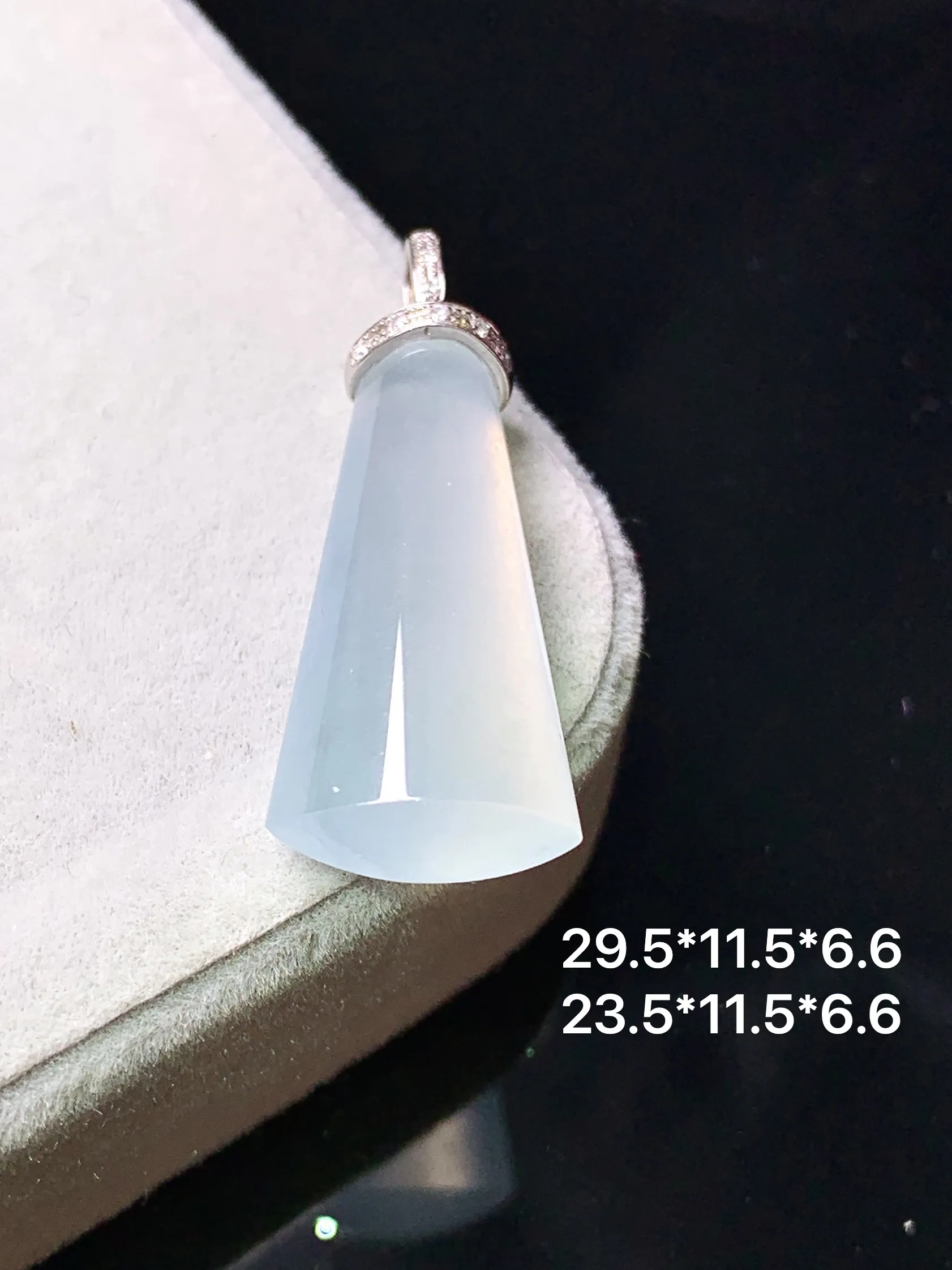 18k金钻镶嵌冰种玉柱吊坠 玉质细腻 色泽艳丽清新 整体尺寸29.5*11.5*6.6