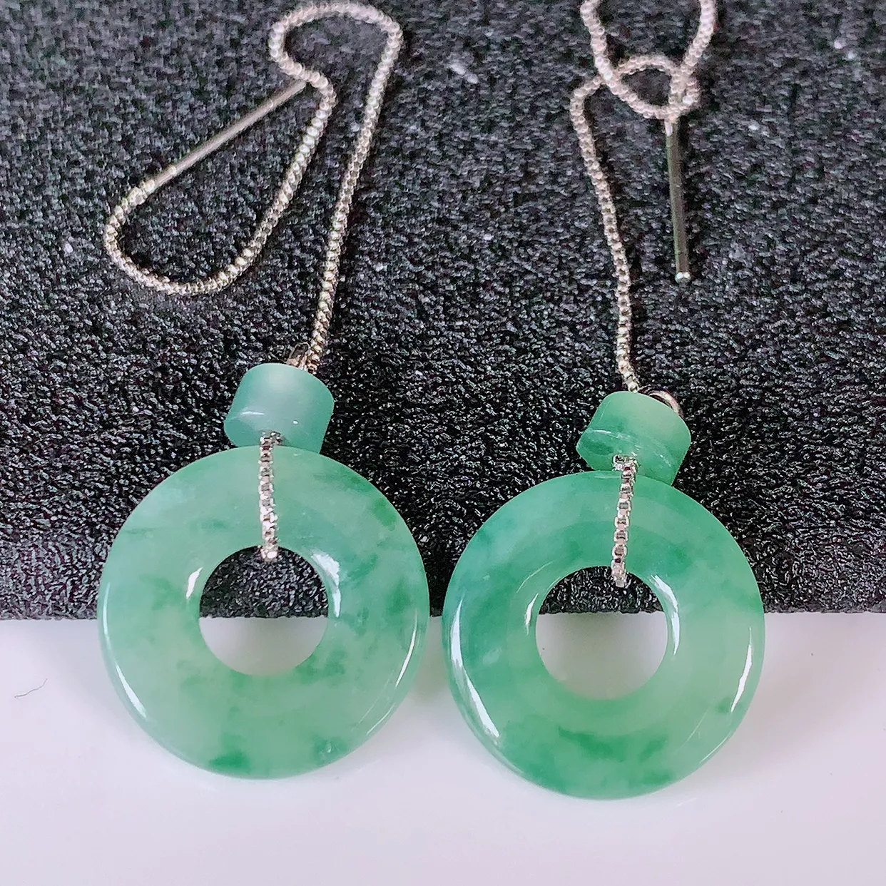 自然光实拍，冰种飘花翡翠一对平安扣耳坠，翠色灵动，玉质细腻，颜色漂亮，品相佳，佩戴佳品！配银线 #181.1平安扣尺寸15.5-2.5mm