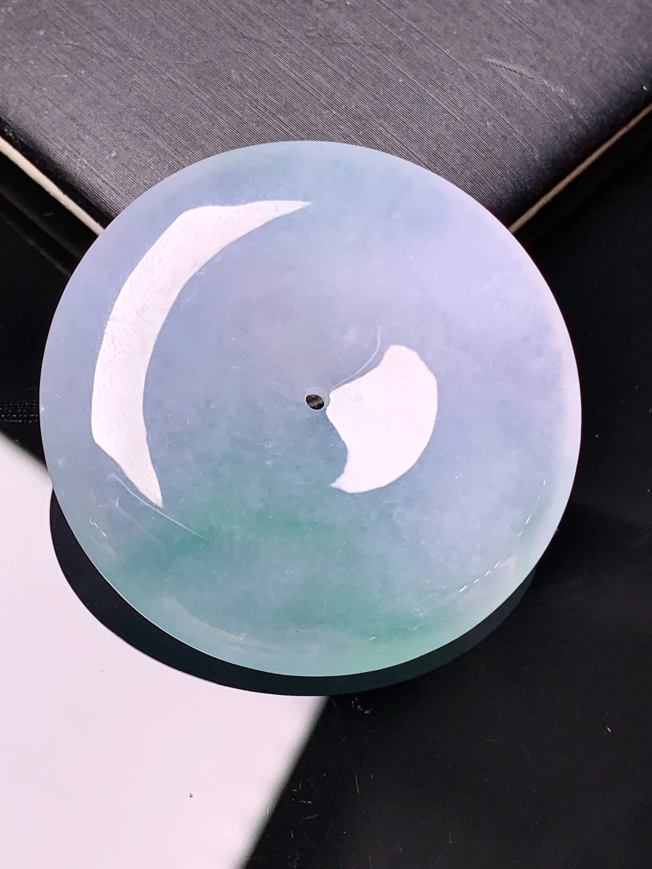 飘绿平安扣吊坠 玉质细腻 色泽艳丽清新 整体尺寸37.8*7