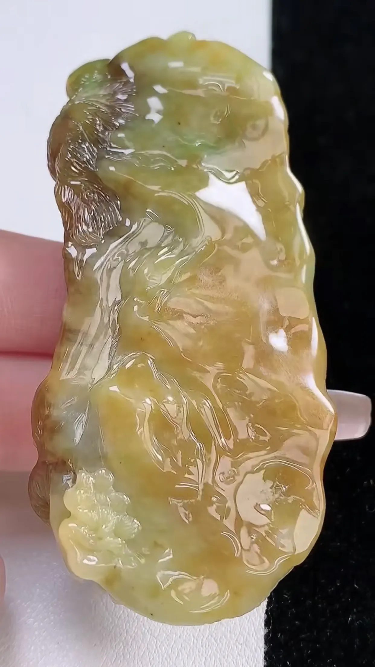 缅甸天然翡翠a货 老坑料起胶冰润 双彩黄加绿霸气龙牌吊坠，尺寸78-38-12mm  y 53.98